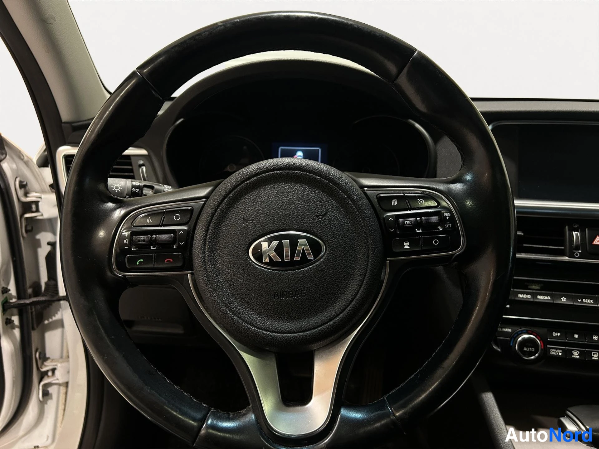 Valkoinen Kia Optima 2019, kuva 18