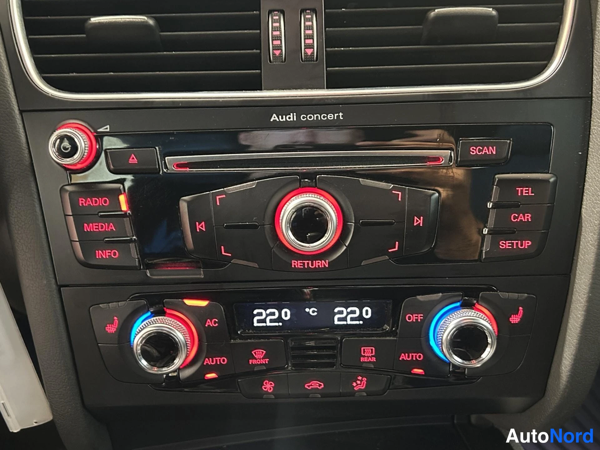 Muu: Auton kojelaudan keskikonsoli: Audi concert -radiolaite, cd-asema, radio-, media-, info-, tel-, car- ja setup-painikkeet sekä kaksipainikkeinen automaattinen il