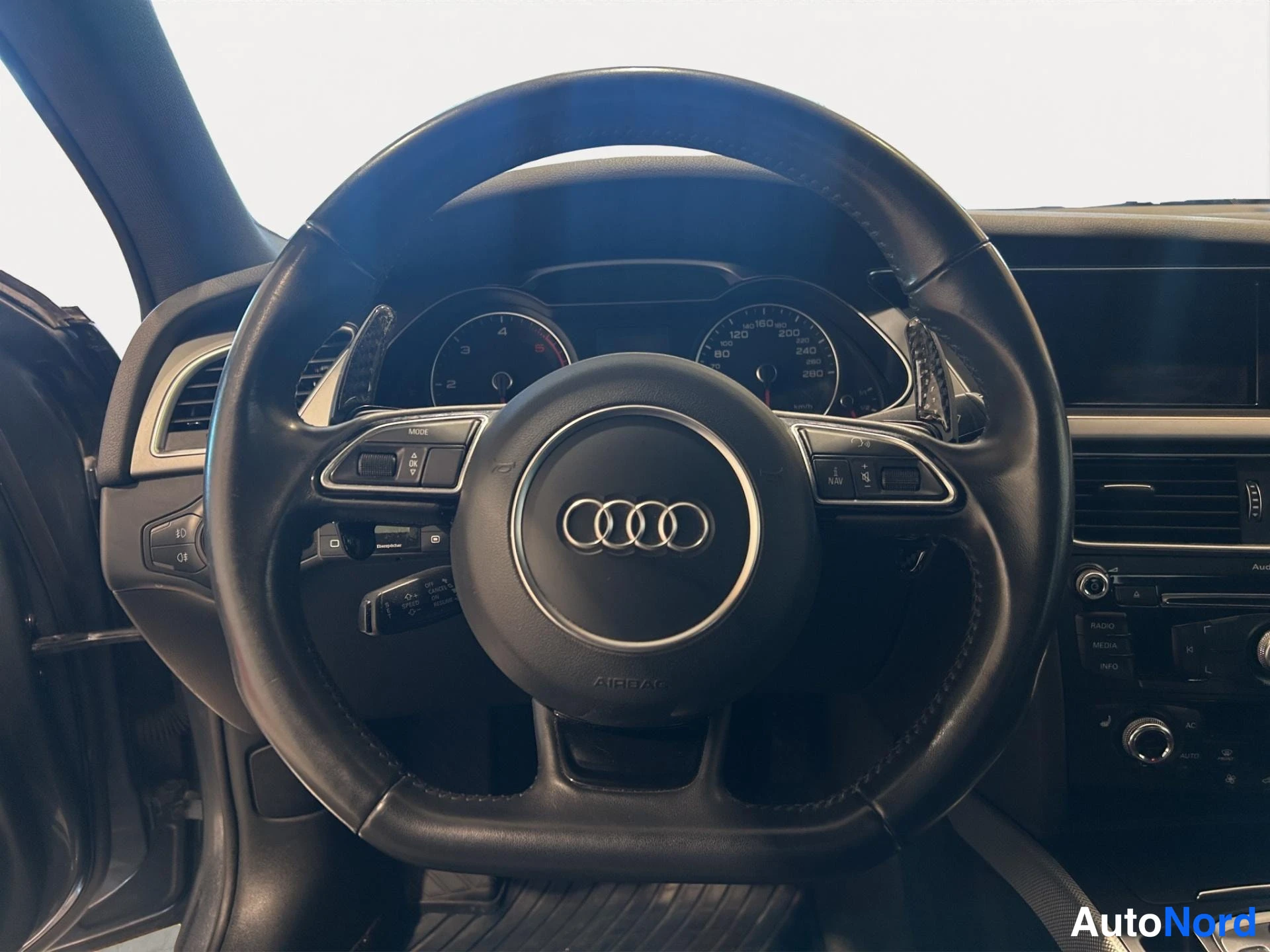 Muu: Ohjaustilaa: Audi-ohjauspyörä ja mittaristo näkyvät kuvassa.