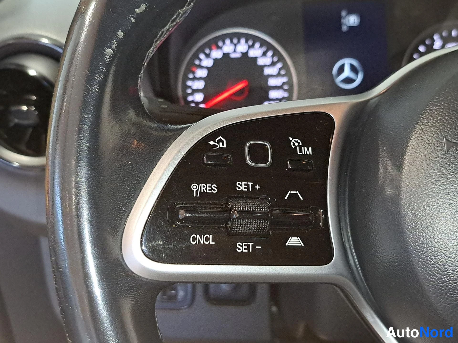 Muu: Ohjauspyörän kytkinpainikkeet lähikuvassa: ratin vasemmassa kädessämyötäisessä nappiryhmässä näkyvät LIM-merkki sekä cruise control -painikkeet RES, SET+, CNCL