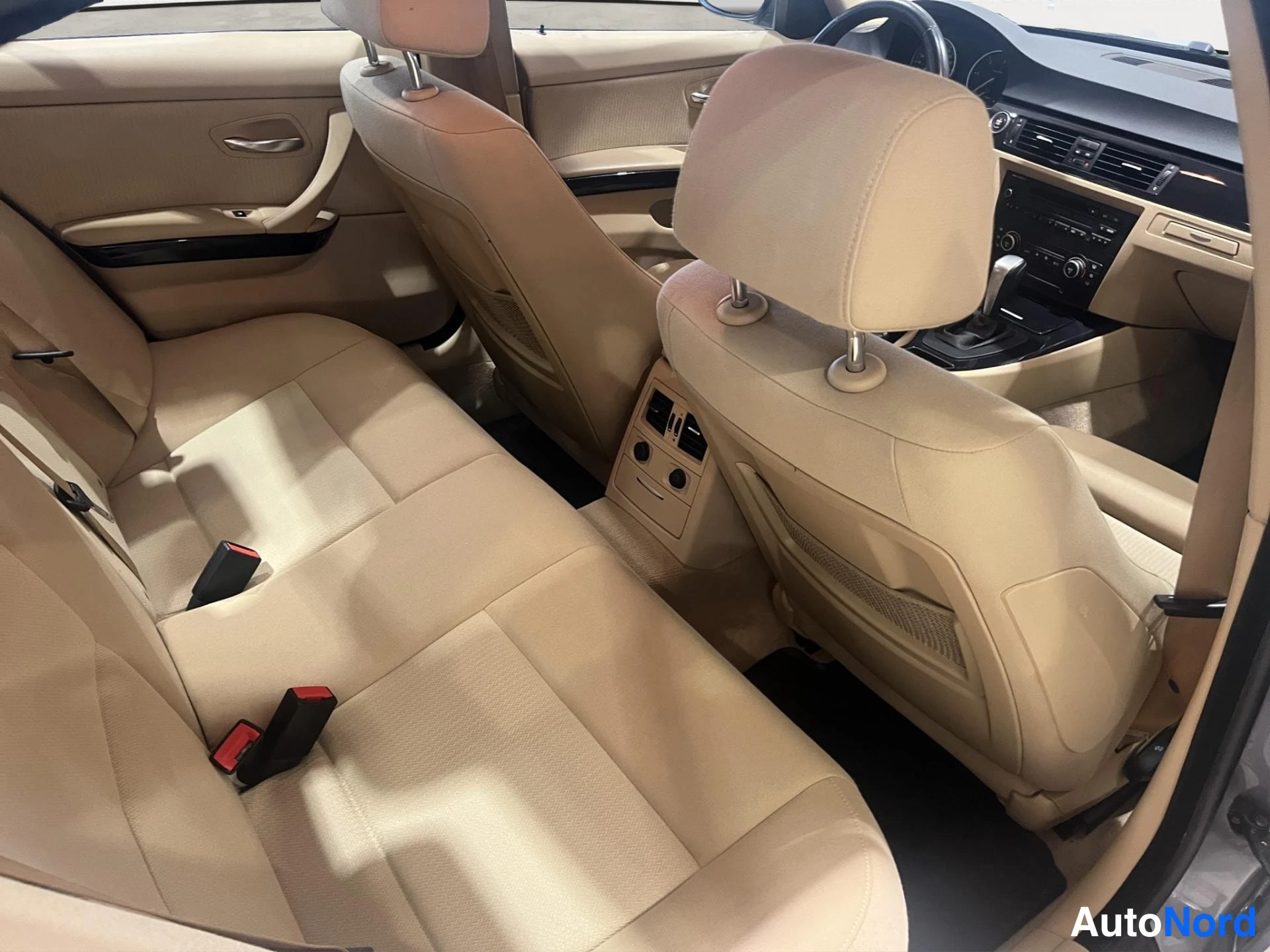 Muu: Auton sisätilat: beige takaistuin ja etuistuimet, kojelauta ja automaattivaihteen valitsin näkyvät ovista katsottuna.