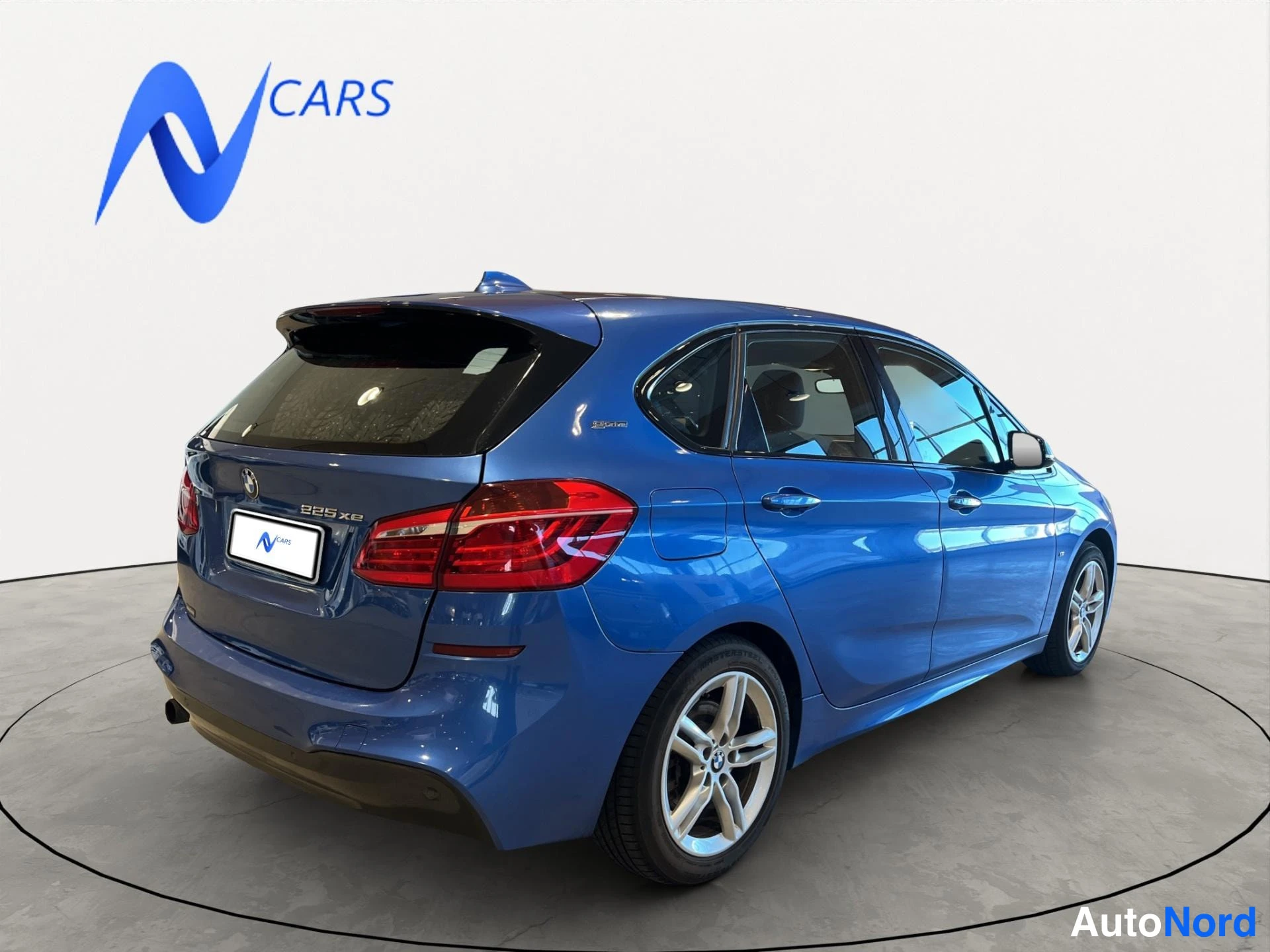 Takaviisto: Sininen BMW Active Tourerin takapää ja oikea sivu; takaluukussa näkyy '225xe' -merkintä.