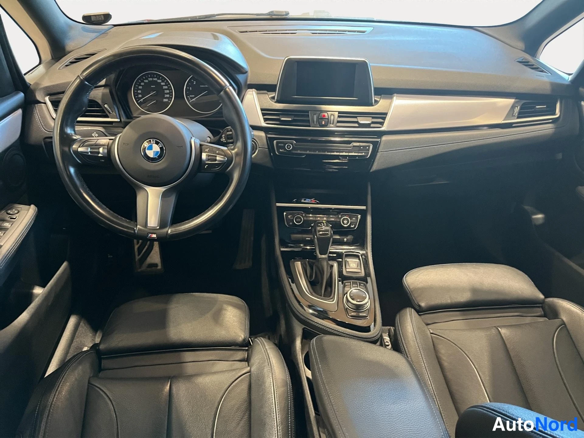Muu: Kuljettajan puolen etusisätilat: BMW-ohjauspyörä, mittaristo, keskikonsolin automaattivaihteen valitsin, iDrive-ohjain ja lämmitetyt istuimet. Kojelaudassa pela