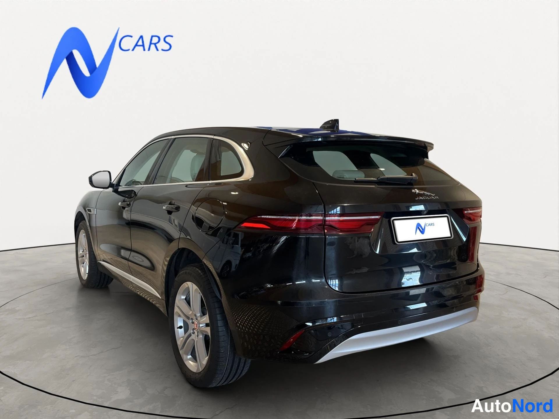 Takaviisto: Jaguar F-Pace farmari takaa vasemmalta kuvattuna, tumma runko, takavalojen alasvedot ja hopeiset vanteet näkyvät.