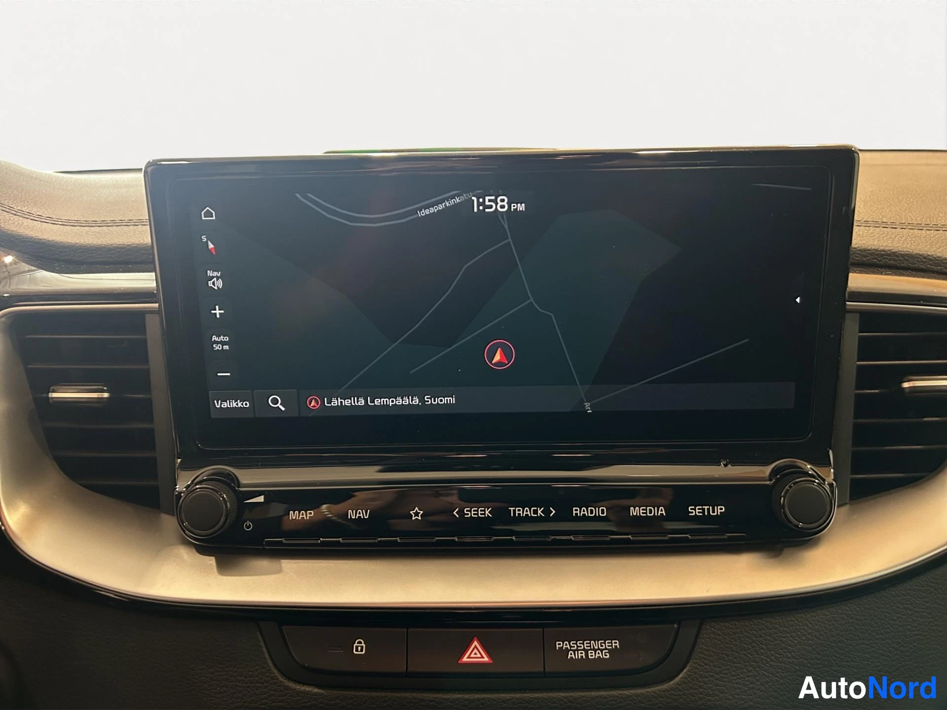 Muu: Kojelaudan kosketusnäyttö, jossa näkyy navigointikartta ajalla 1:58 PM ja teksti 'Lähellä Lempäälä, Suomi'; alla näppäimet MAP, NAV, RADIO, MEDIA ja SETUP.