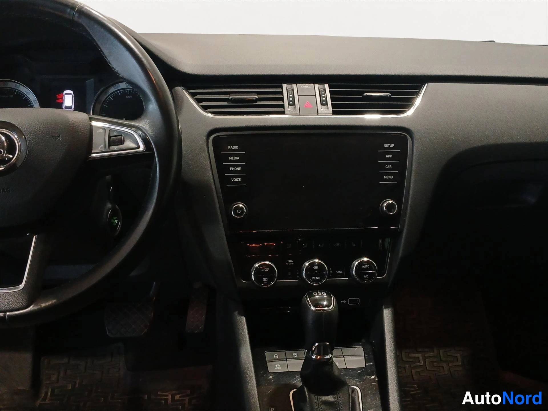 Muu: Kojelaudan keskusta: radiopaneeli, ilmastointisäätimet (AUTO) ja DSG-vaihdekeila.