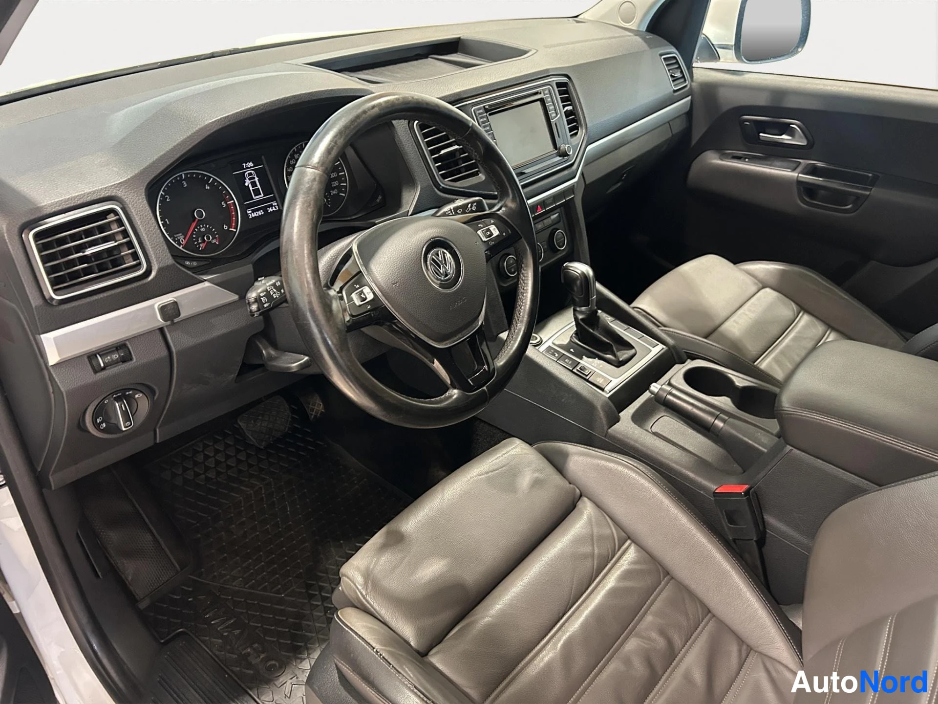 Muu: Ohjaamo Volkswagen Amarok: korimusto, automaattivaihteen valitsin, infotainment-näyttö ja tummat nahk istuimet.