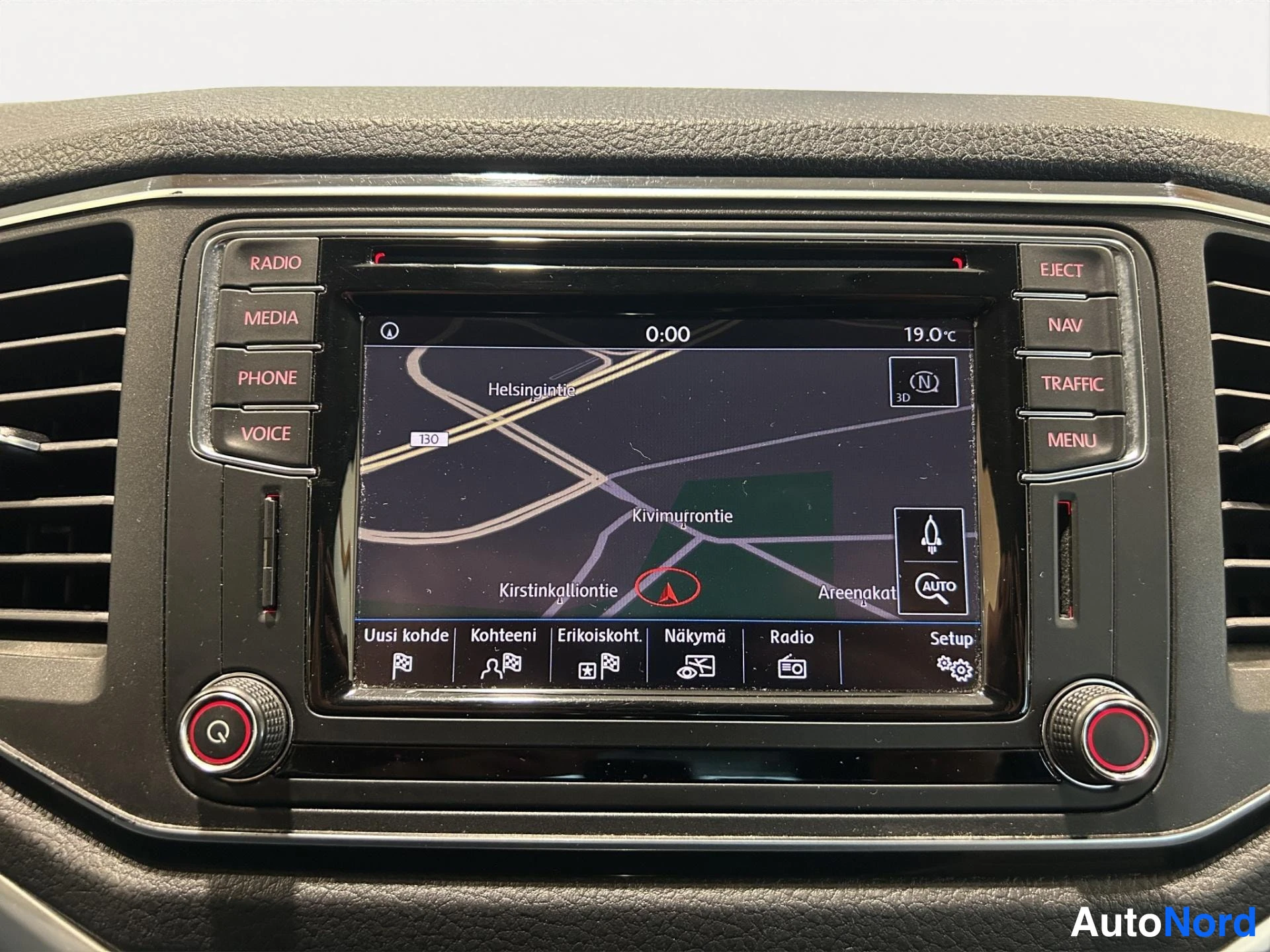 Muu: VW-keskuspaneelin infotainment-näyttö näyttää navigointikarttaa Helsingin alueella; paneelin painikkeet RADIO, MEDIA, PHONE, VOICE, NAV, TRAFFIC ja EJECT ovat k