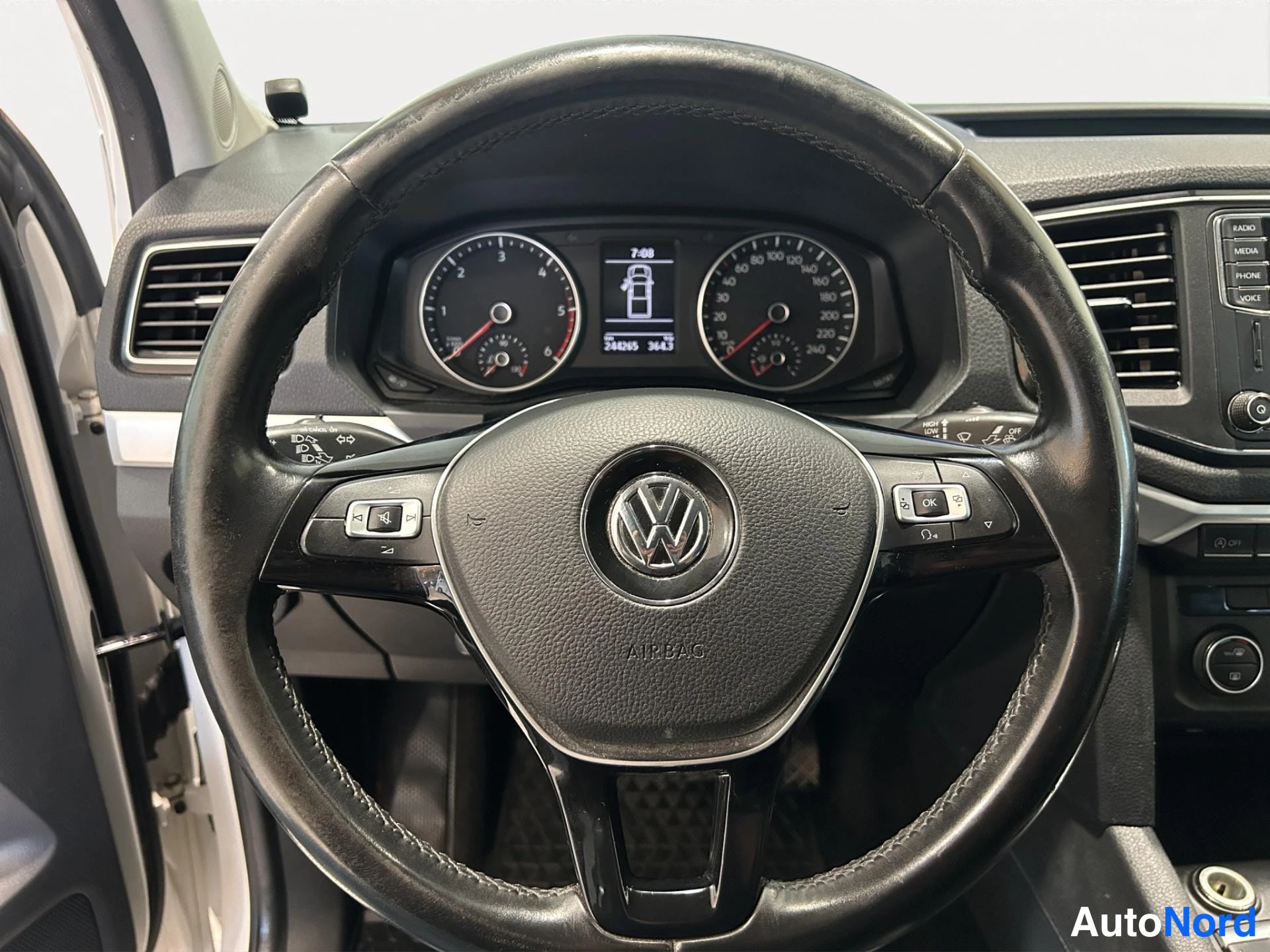 Muu: Ohjauspyörä ja instrumenttipelevalikko: nopeusmittari 240 km/h asti, kierroslukumittari, näytöllä kellonaika 7:00 ja 194235 km (odometer 3643), mittaristossa il