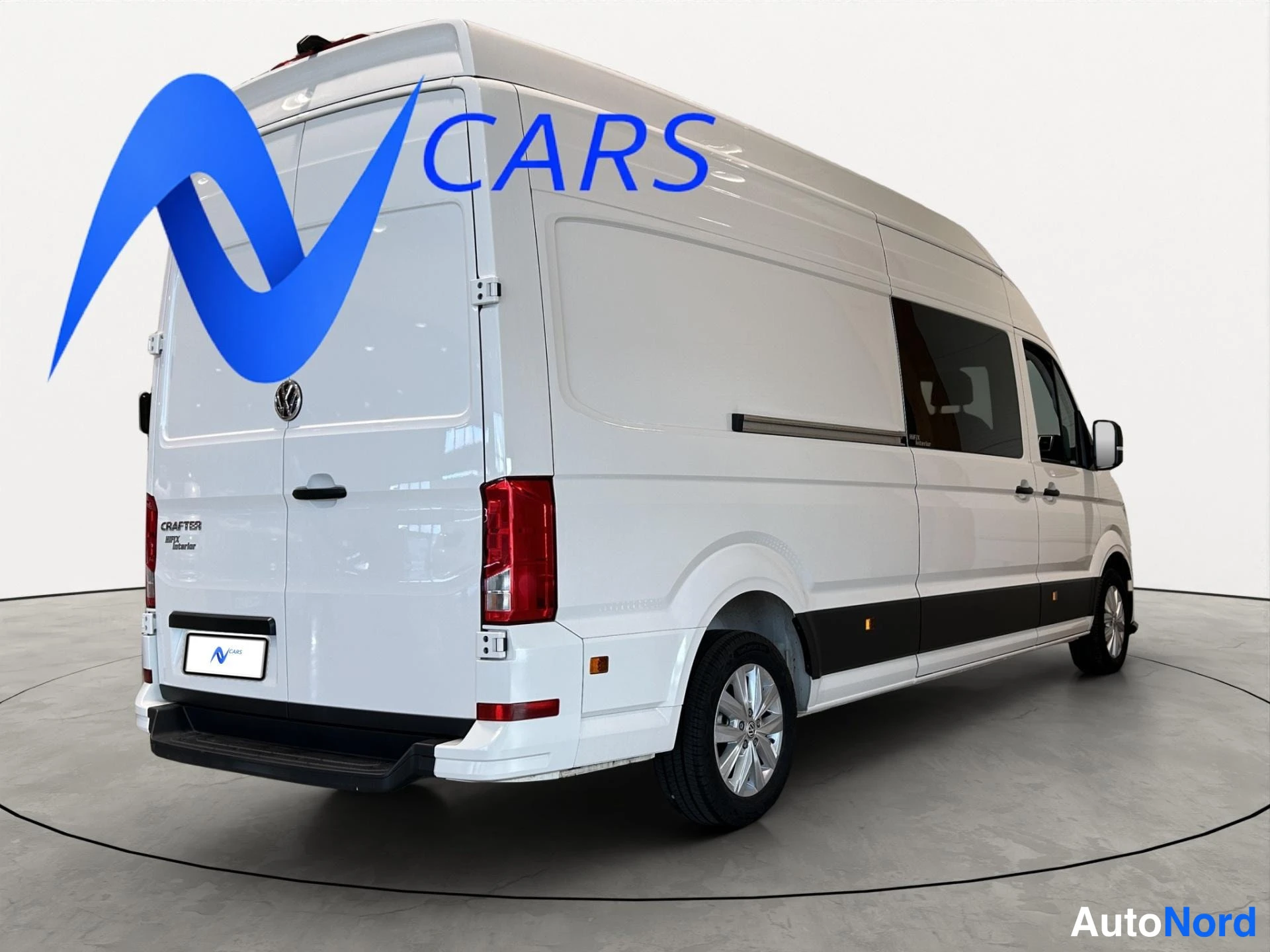 Takaviisto: Valkoinen Volkswagen Crafter -pakettiauto kuvattu kolmesta neljäsosaan takaa, takaosa vasemmalla