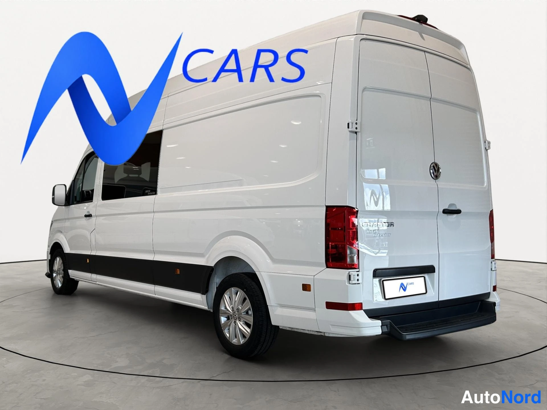Takaviisto: Valkoinen Volkswagen Crafter -pakettiauto kuvattu kolmesta neljäsosaan takaa, takaosa oikealla