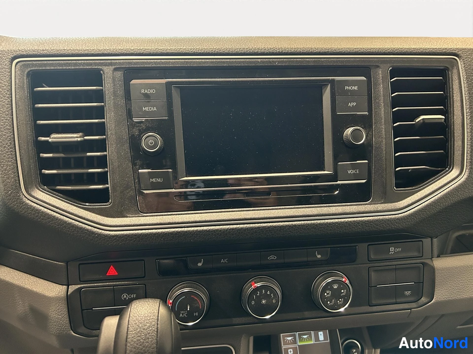 Muu: Kojeiston keskiyksikkö: kosketusnäyttö, RADIO/MEDIA/PHONE/APP/MENU/VOICE-napit ja ilmastointisäätimet, joissa A/C-merkinnät.