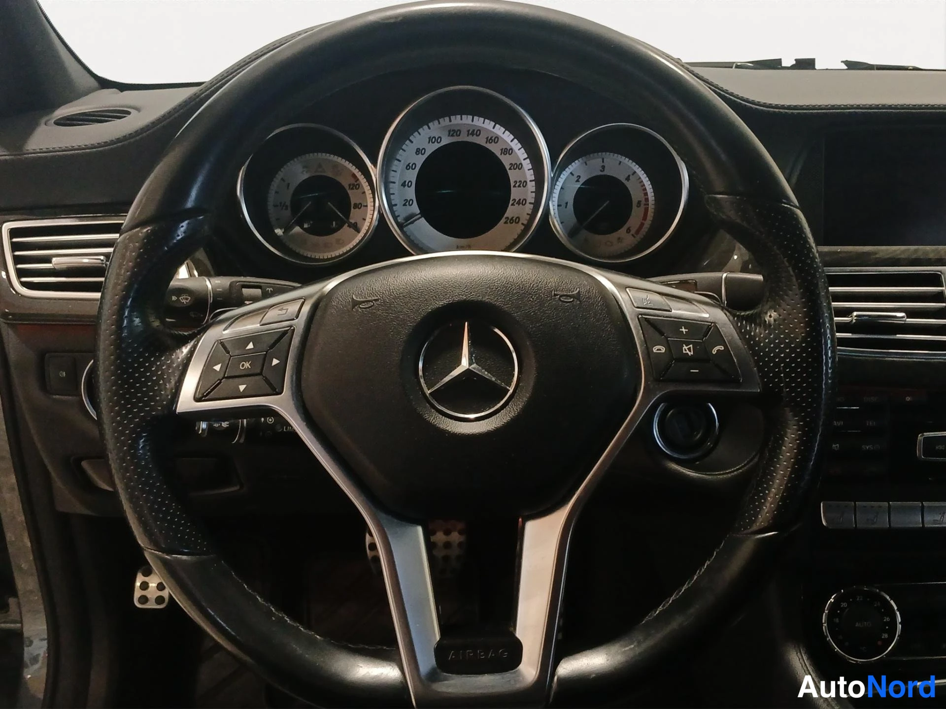 Muu: Mercedes-Benzin ohjauspyörä ja kojelauta tuhdilla valaistuksella.