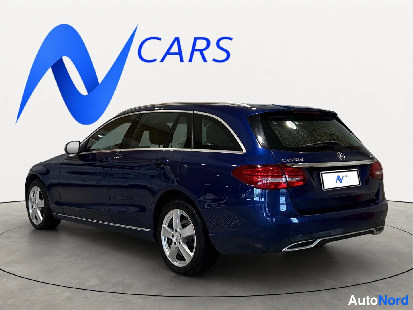 Takaviisto: Mercedes-Benz C 220 d -merkintä takaluukissa, farmari takakulmasta vasemmalta kuvattuna.