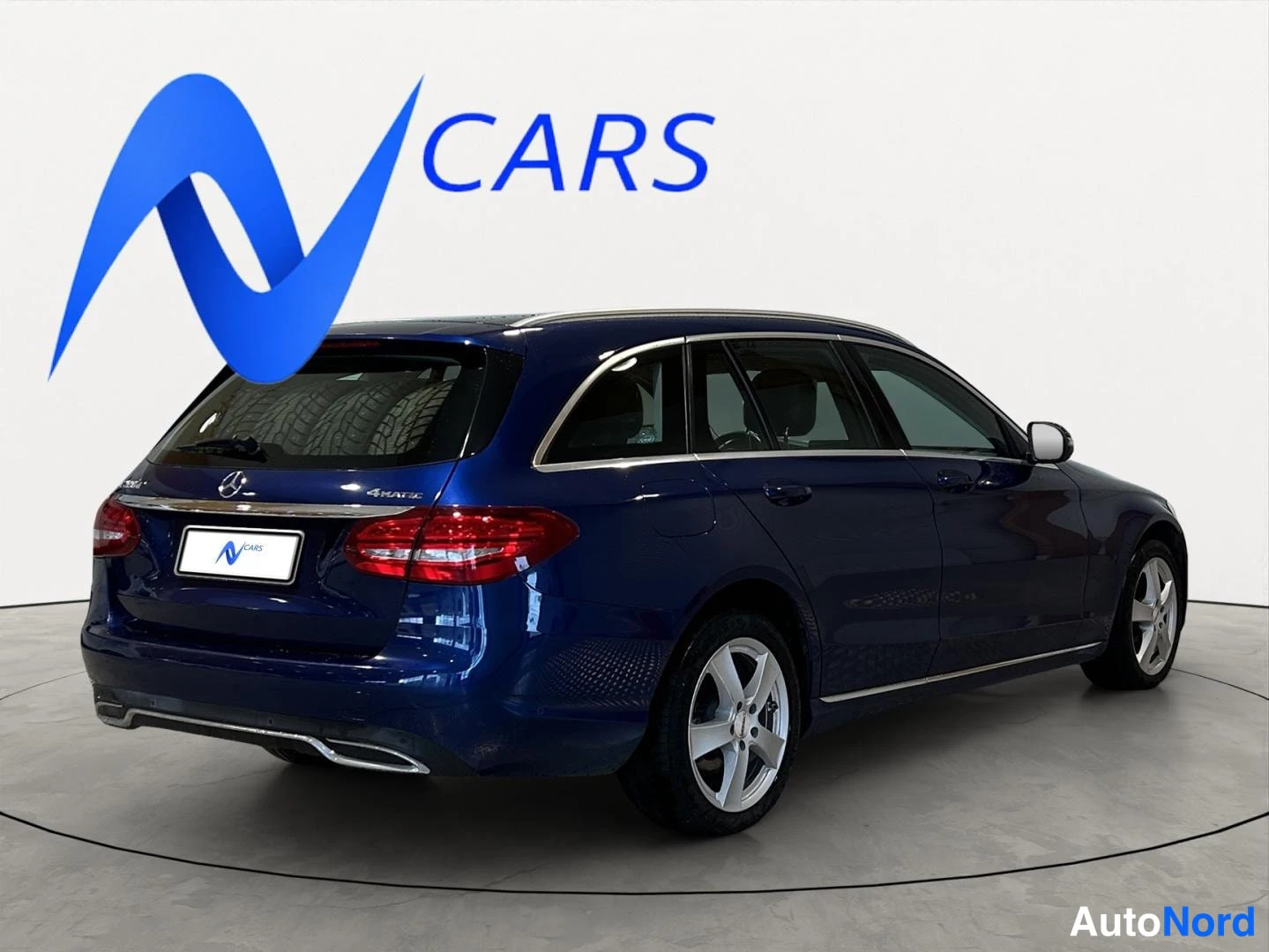 Takaviisto: Auto kuvattuna takakulmasta oikealta; takaluukussa 4MATIC-tunnus.
