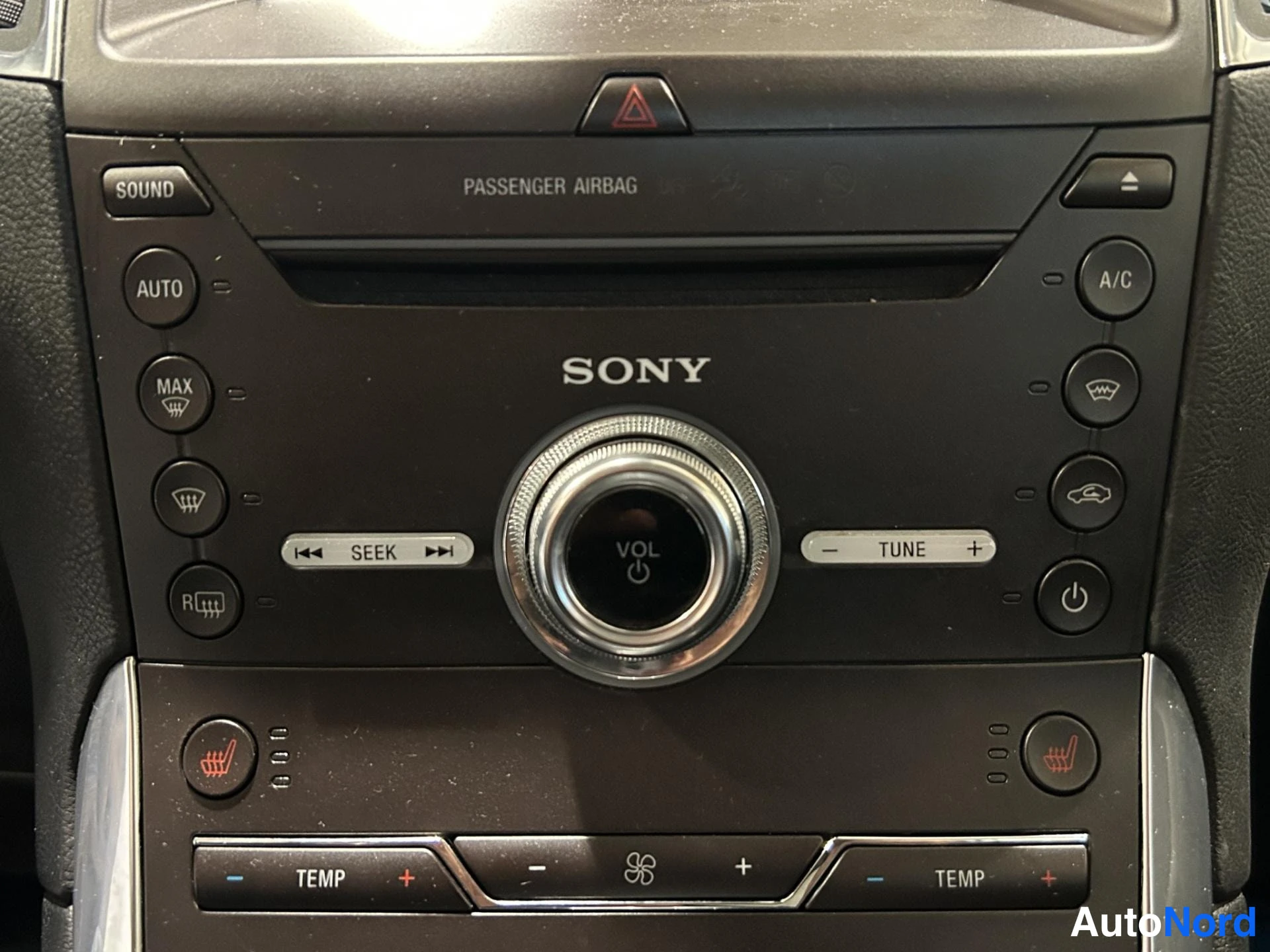 Muu: Keskikonsolin radio- ja ilmastointipaneeli: SONY-merkki, VOL/SEEK/TUNE-napit, TEMP-säädöt ja A/C-nappi.