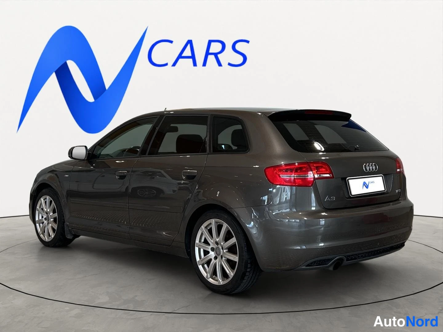 Takaviisto: Audi A3 Sportback, takakulman näkymä, A3-merkintä ja Audi-logo takaluukussa
