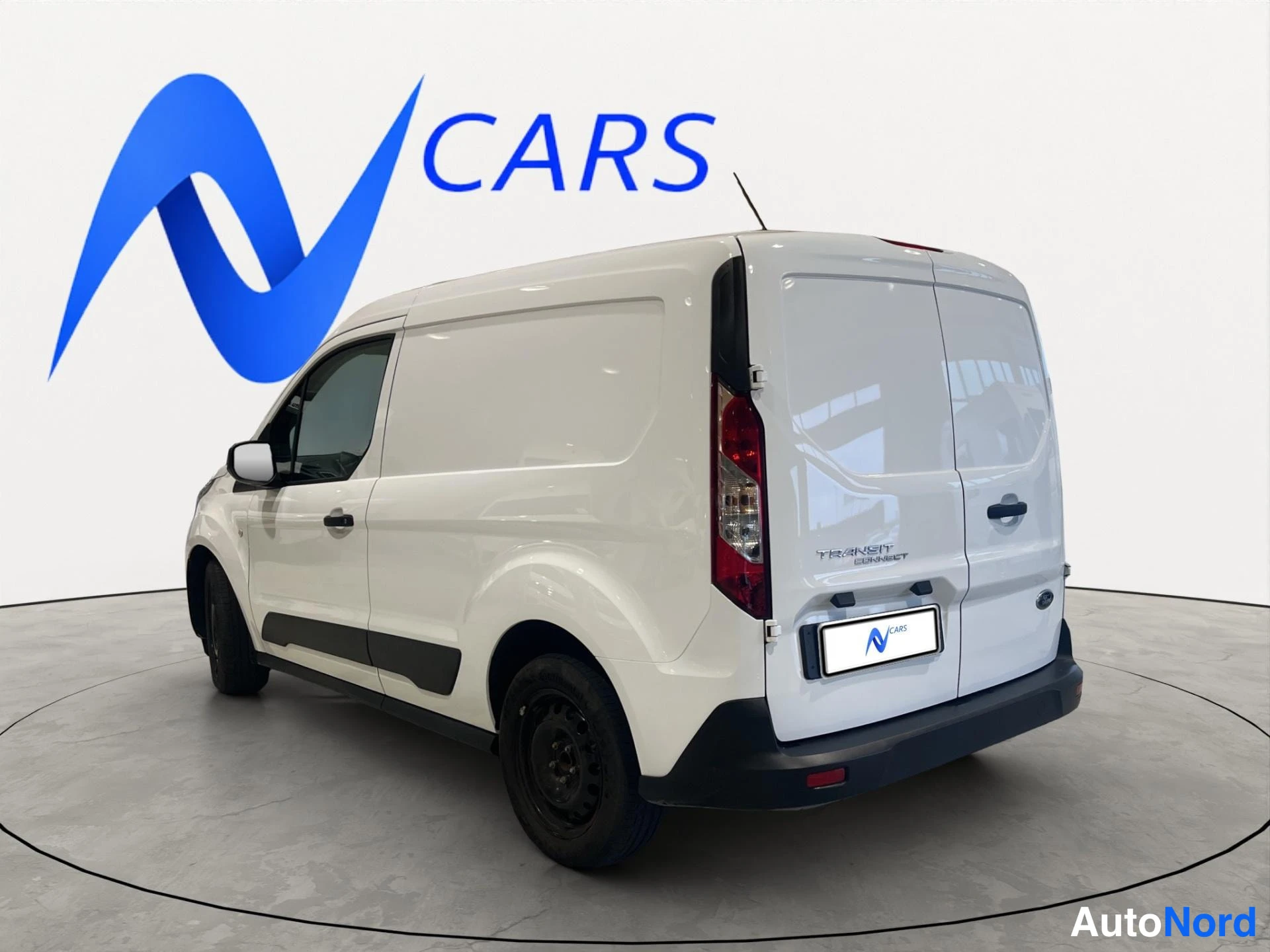 Takaviisto: Valkoinen Ford Transit Connect -pakettiauto takakulmasta vasemmalta, takavalo ja Transit Connect -teksti näkyvät takaovessa.