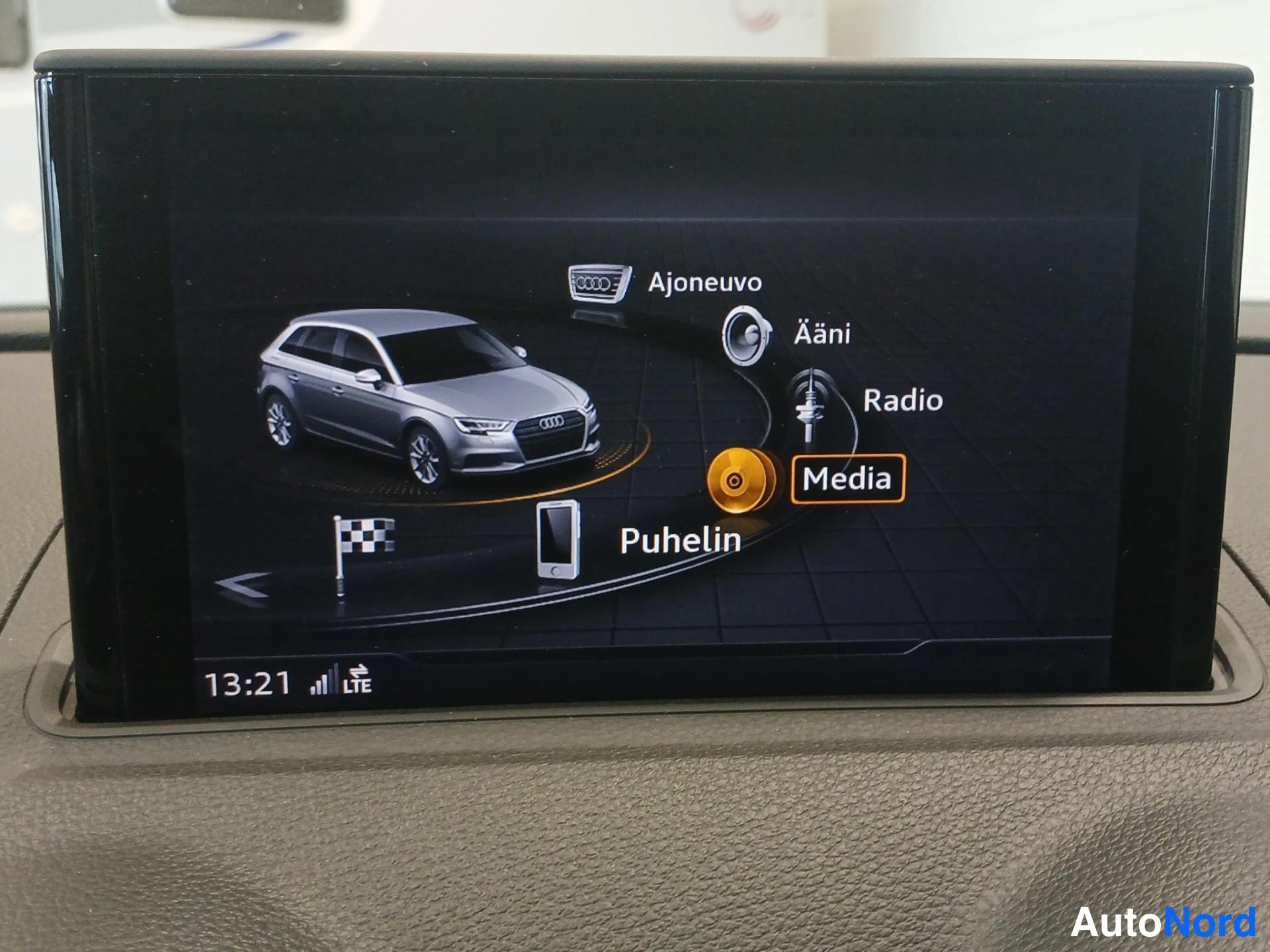 Muu: Audin infotainment-näyttö, jossa Audi S3 kuva ja valikot: Ajoneuvo, Ääni, Radio, Media, Puhelin; kello 13:21 ja LTE.