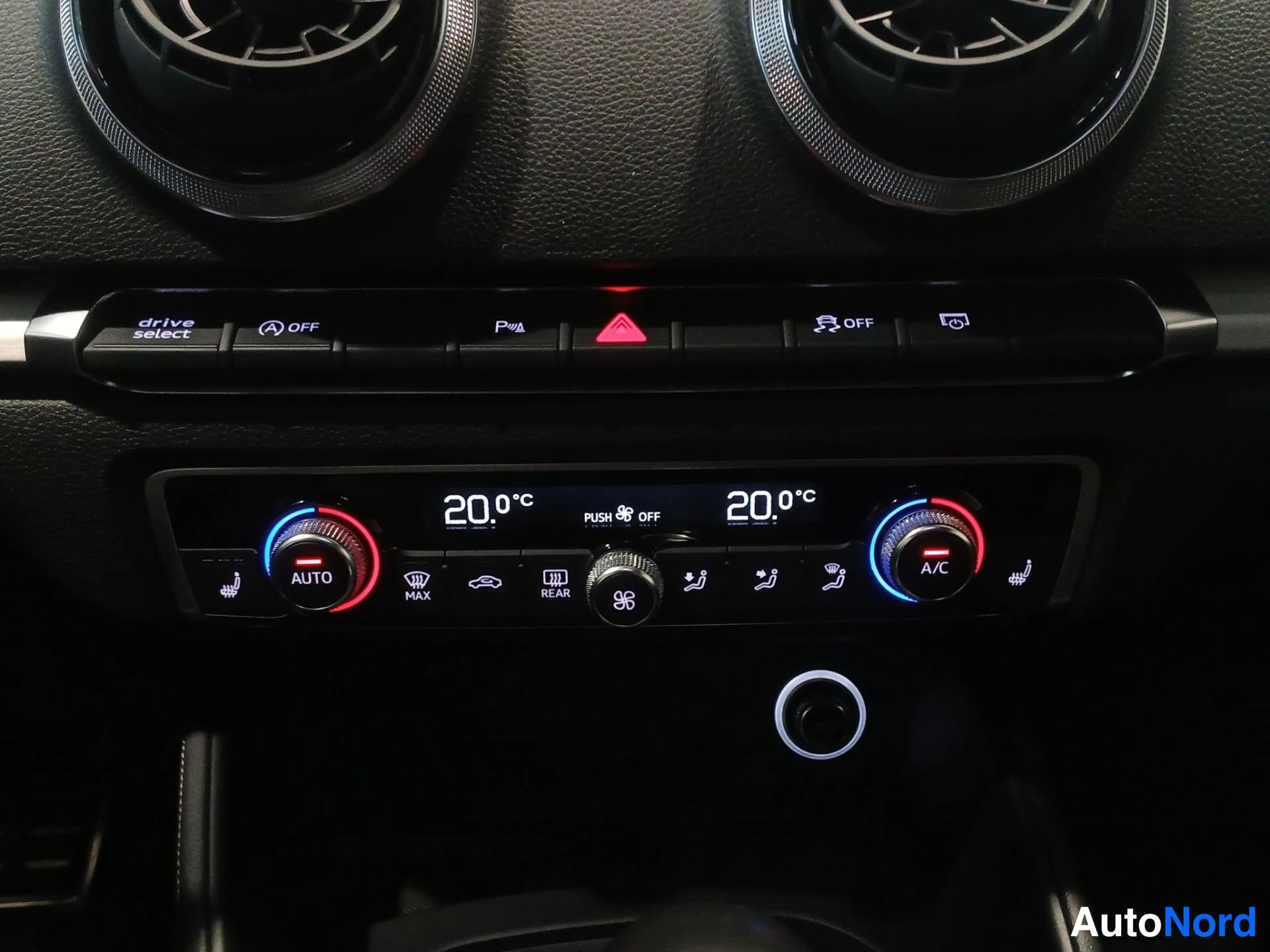Muu: Kojetaulun ilmastointipaneeli näyttää 20,0 °C molemmilta puolilta; paneelissa AUTO-, MAX-, A/C- ja REAR-napit, yläpuolella drive select -painike sekä P-off, ESP