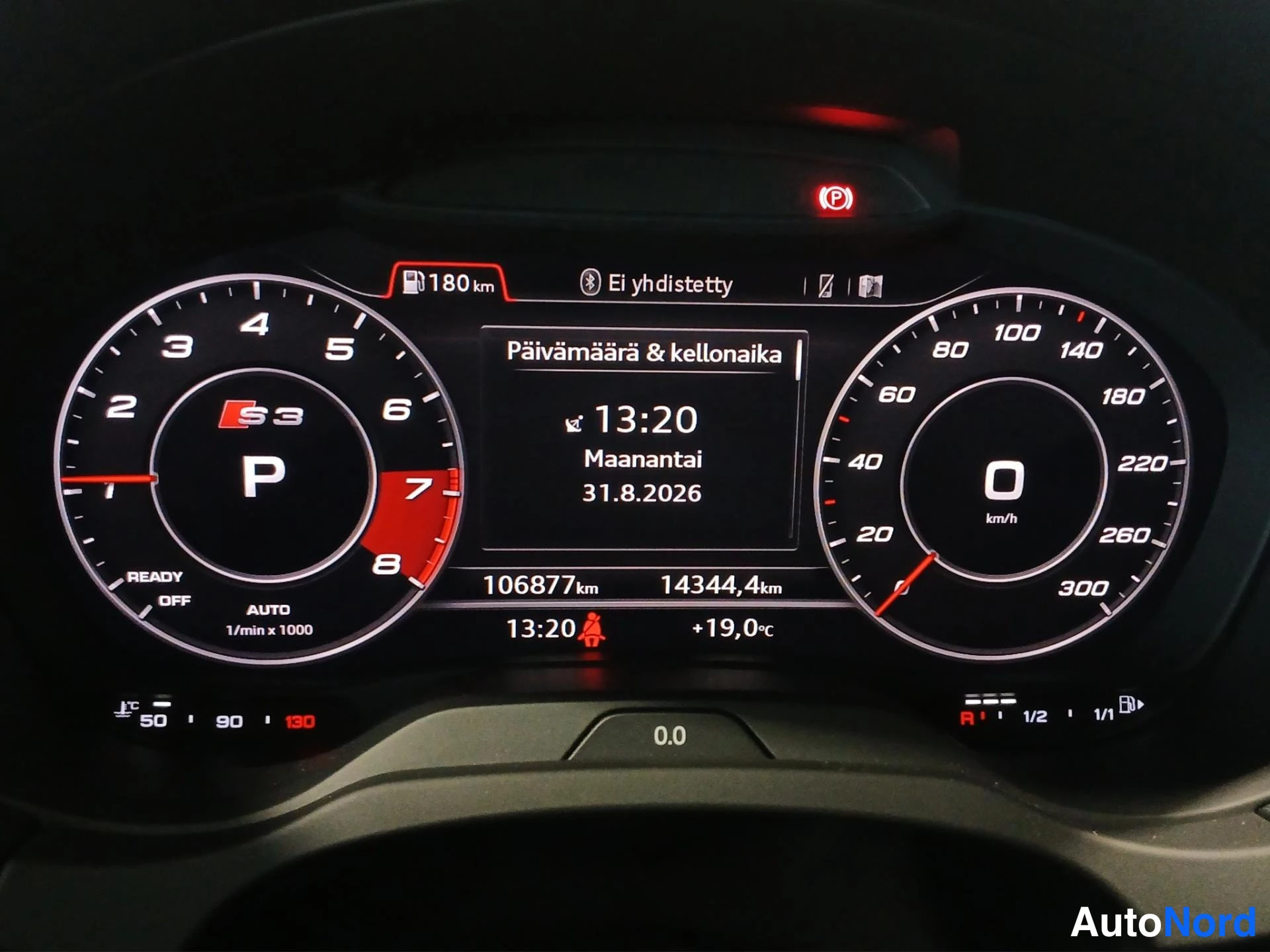 Yksityiskohta: Audi S3:n digitaalinenmittaristo näytöllä P-vaihde, 180 km:n toimintamatka, kellonaika 13:20, paikkakunta Maanantai, 31.8.2026, ajomittari 106 877 km, reitti 14