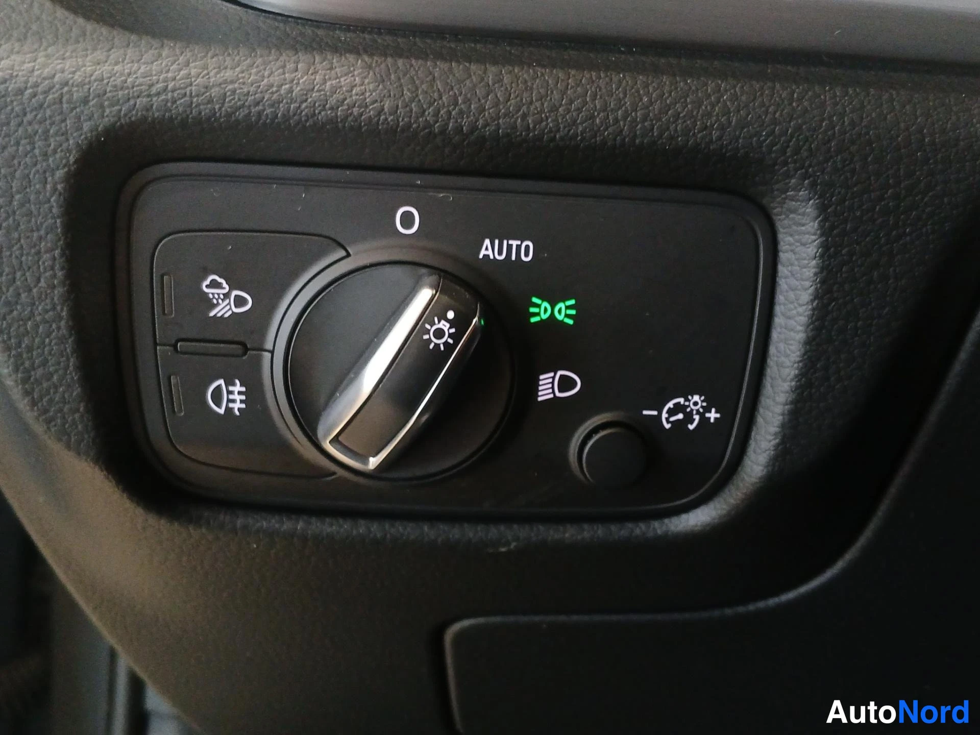 Muu: Autovalitsin, jossa AUTO-tila ja sumuvalot