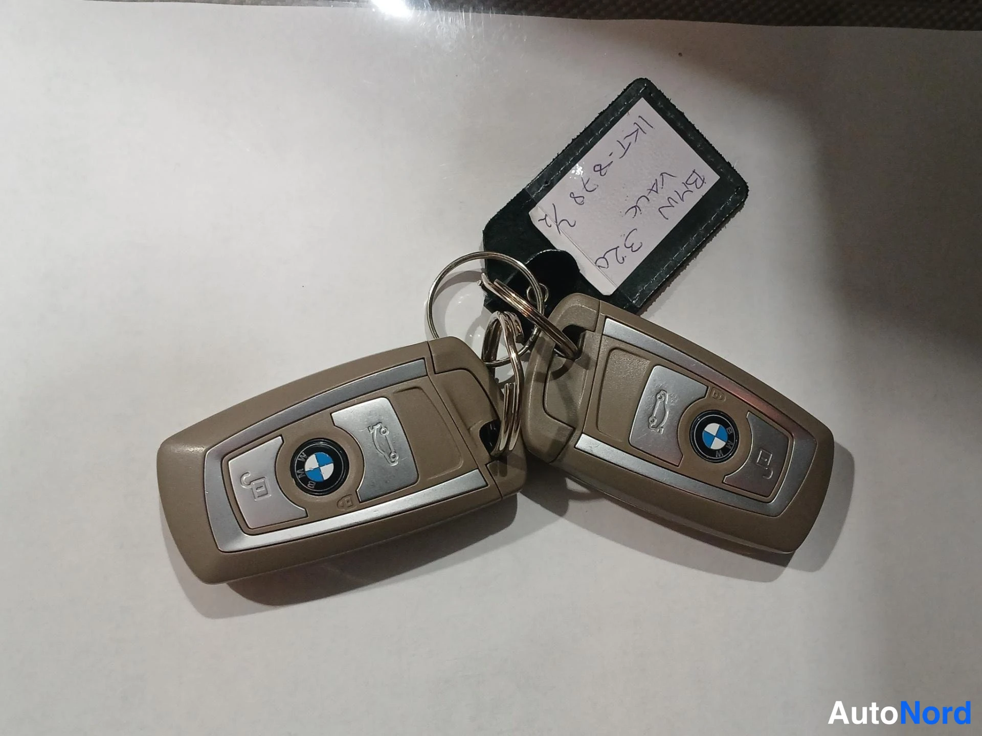 Edestä: Kaksi BMW-avainketjua kortilla kirjoitettu teksti 300 GMT BAG.3-53