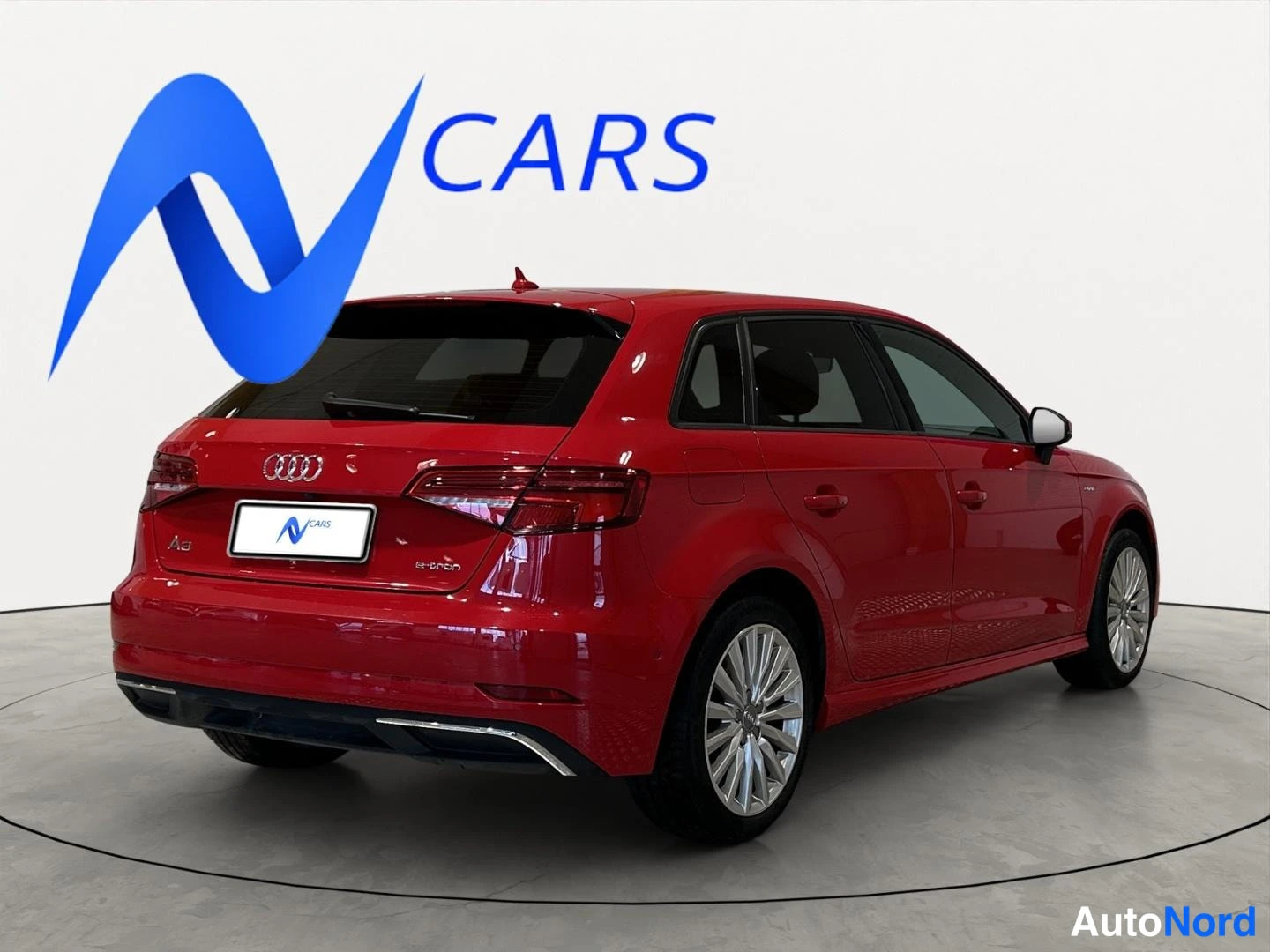 Takaviisto: Punaisen Audi A3 Sportbackin takapää ja oikea sivu takaviistosta kuvattuna.