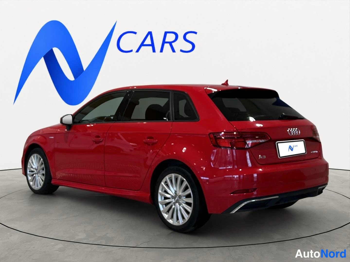 Takaviisto: Punaisen Audi A3 Sportbackin takapää ja vasen sivu takaviistosta kuvattuna.