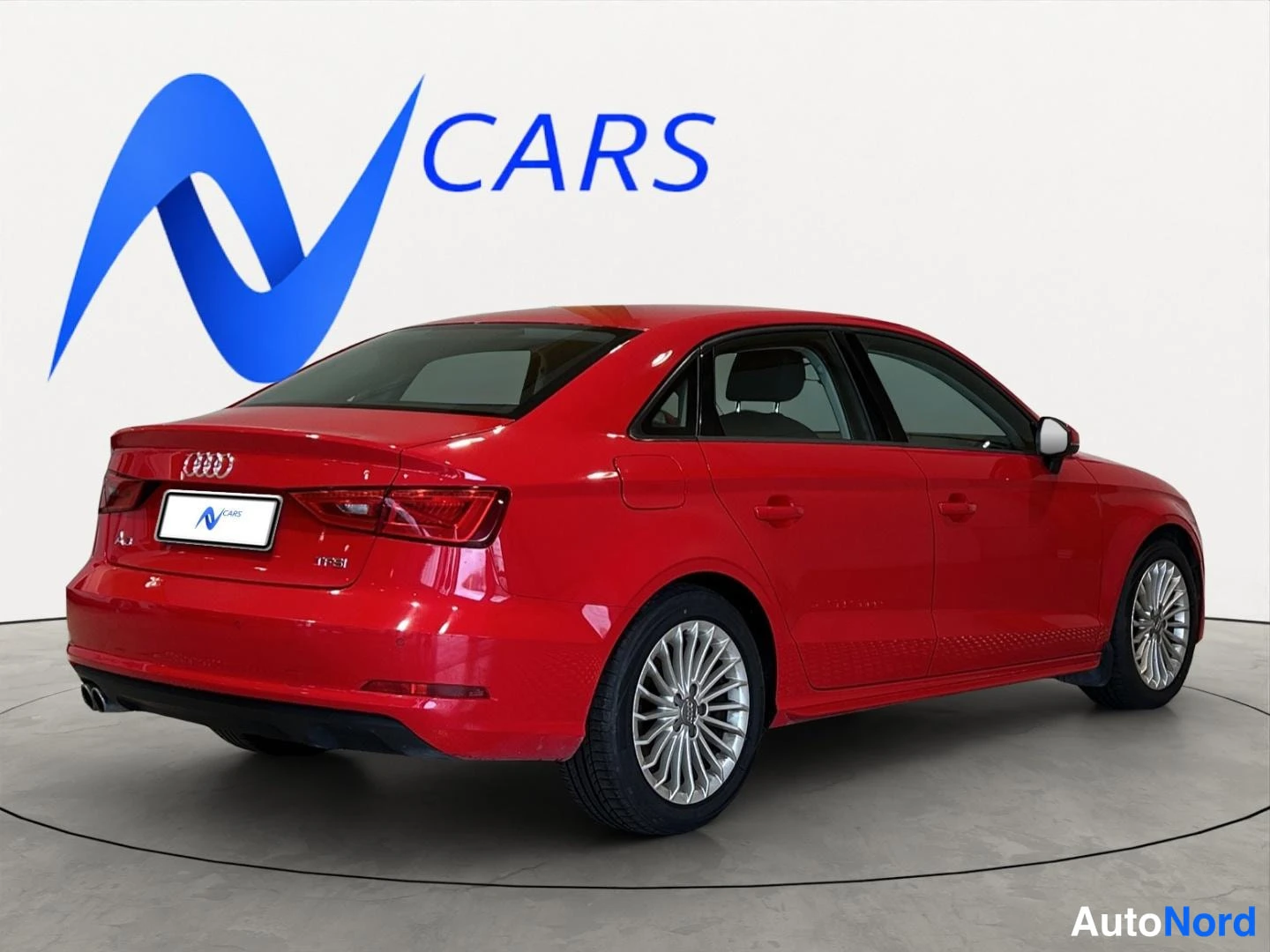 Takaviisto: Punainen Audi A3 Sedan takakulmasta, vasen kylki ja takarinki näkyvissä, studiotyyppisessä kuvassa CARS-logo taustalla.