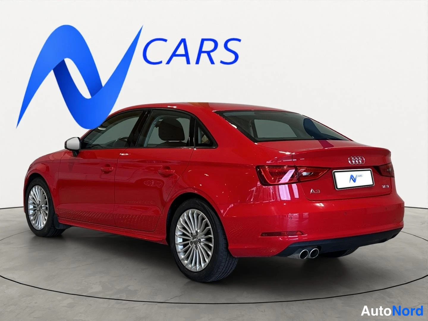 Takaviisto: Punainen Audi A3 Sedan takakulmasta, oikea kylki ja takavaloet näkyvissä, studiotyypinen kuva CARS-logolla taustalla.