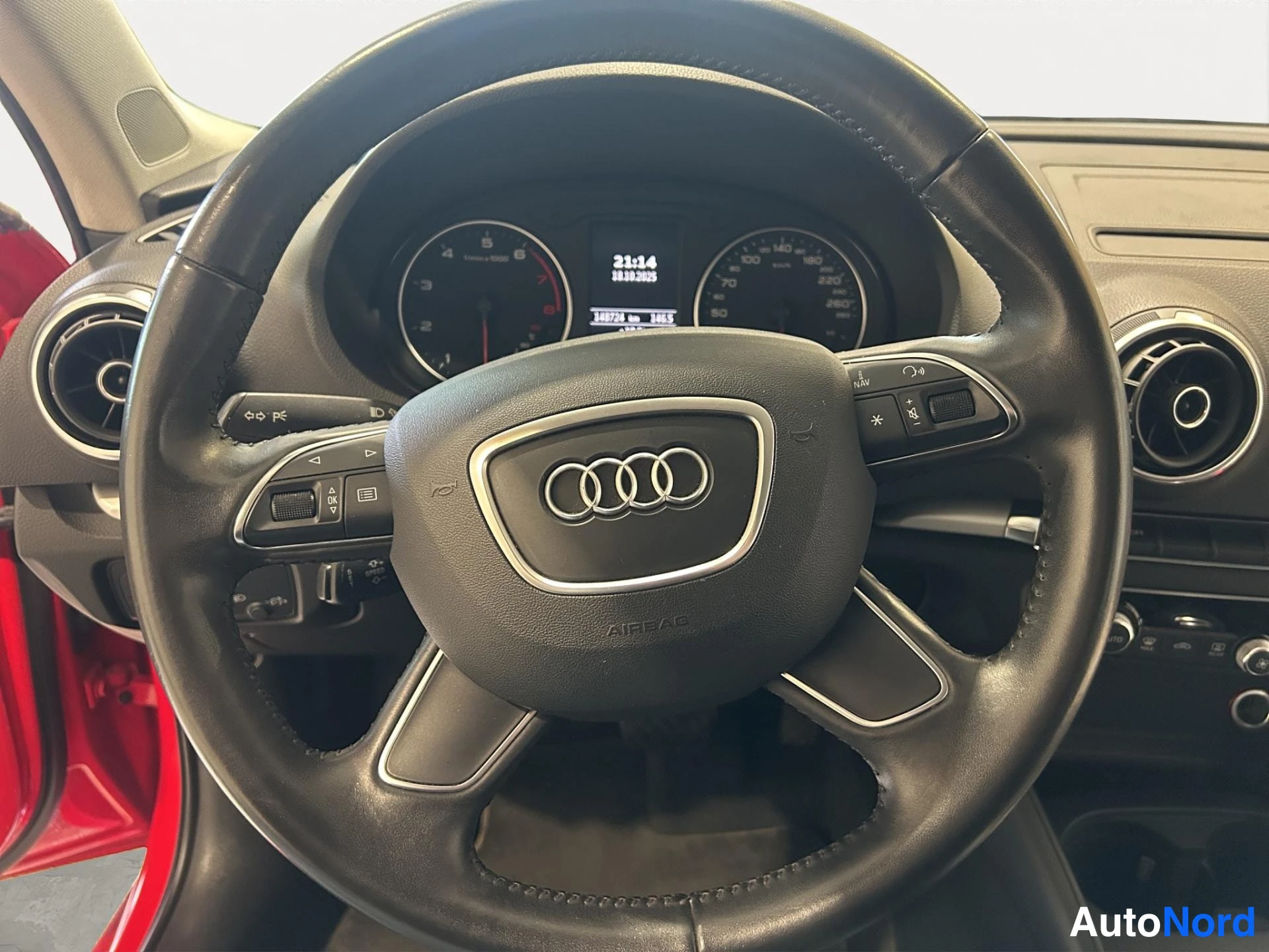 Muu: Audi-ohjauspyörä ja kojelauta: mittaristö näyttää ajan 21:14, päivän 18.12.2015 ja matkan 94 274 km.