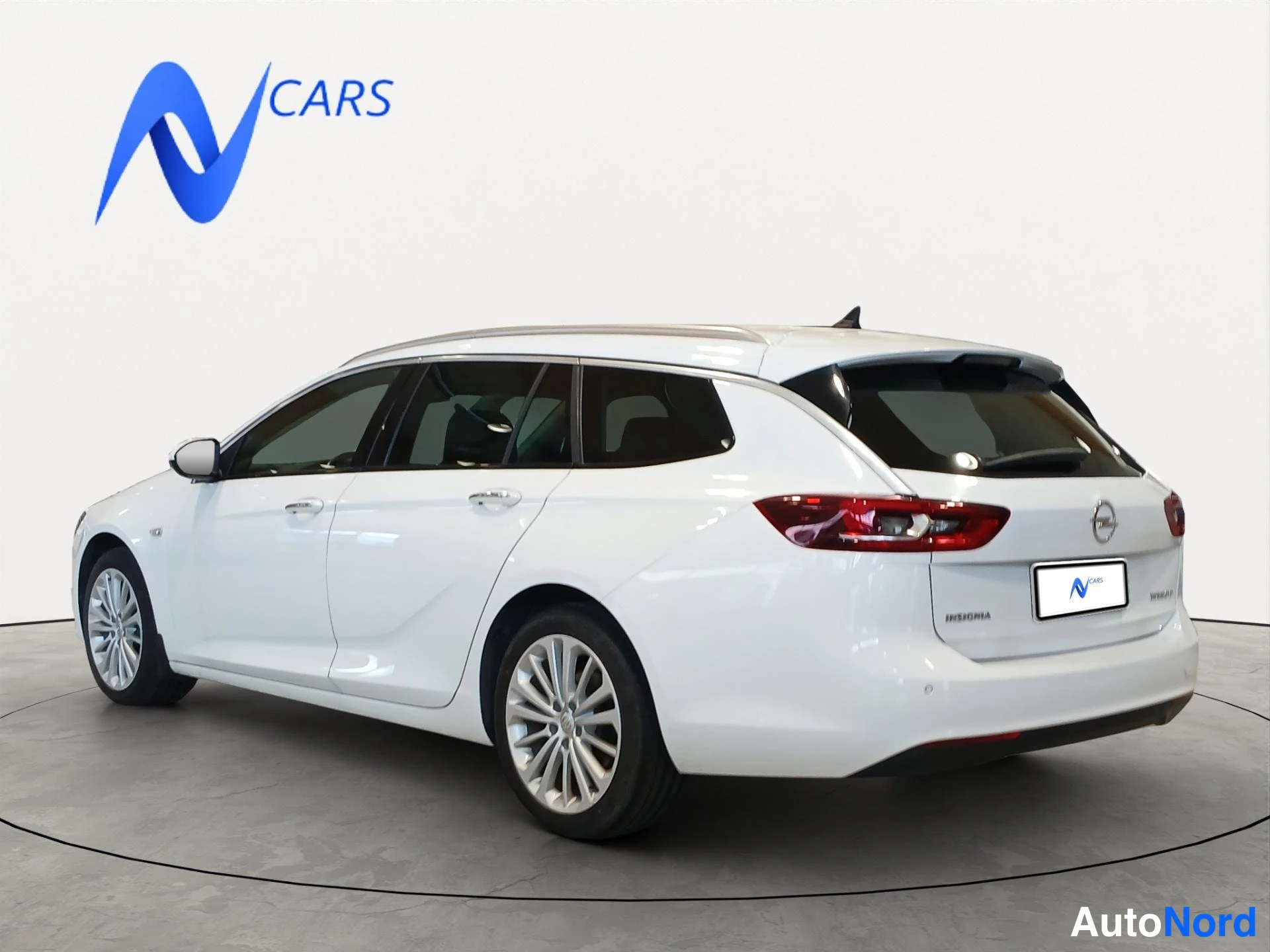 Takaviisto: Opel Insignia -farmarin takaosan kolmasosan näkymä valkoisessa studiossa