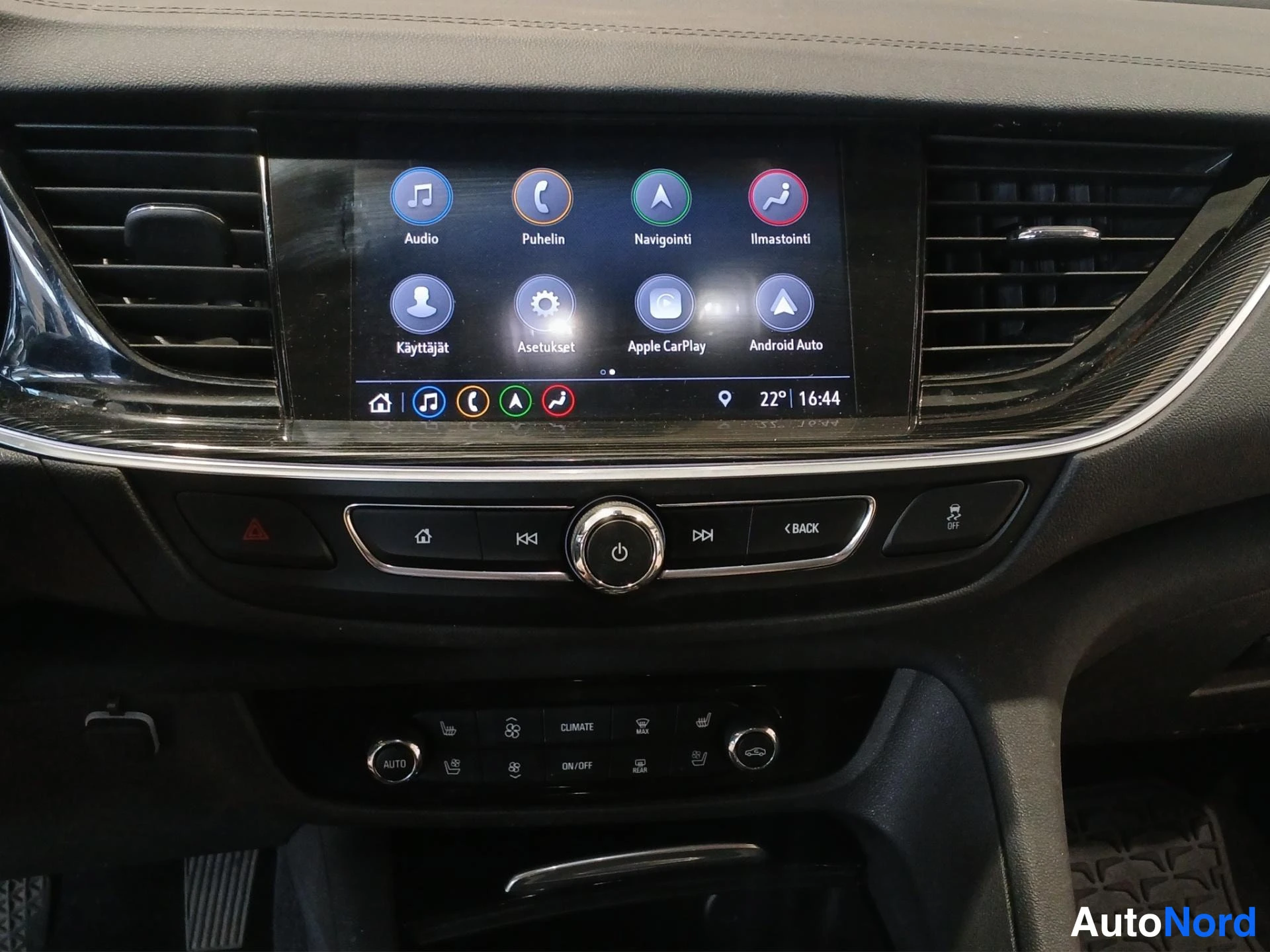 Muu: Kosketusnäytön valikko: kuvakkeet Audio, Puhelin, Navigointi, Ilmastointi, Käyttäjät, Asetukset, Apple CarPlay, Android Auto; alla ilmastointinapit.