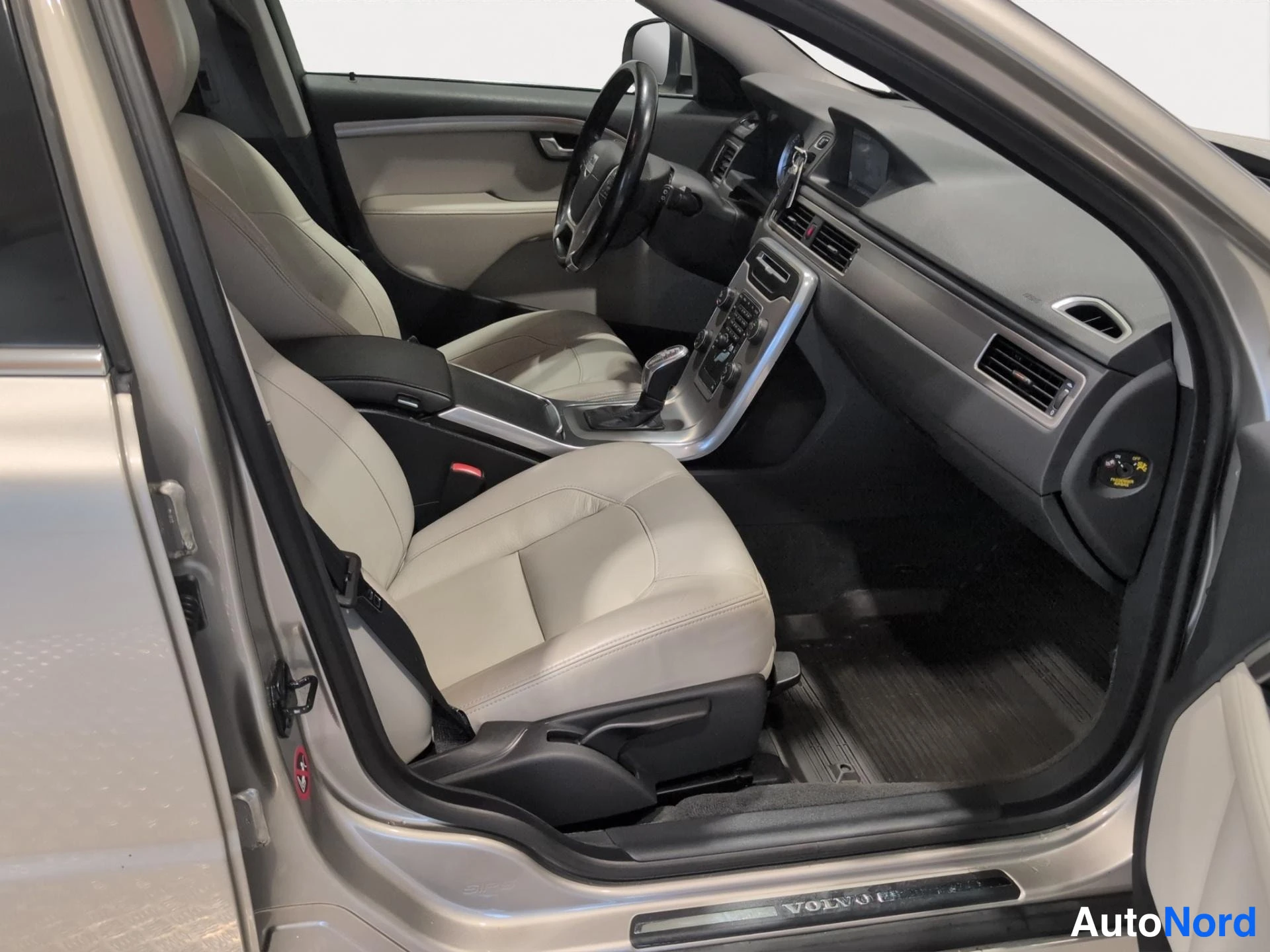 Ruskea Volvo V70 2013, kuva 12