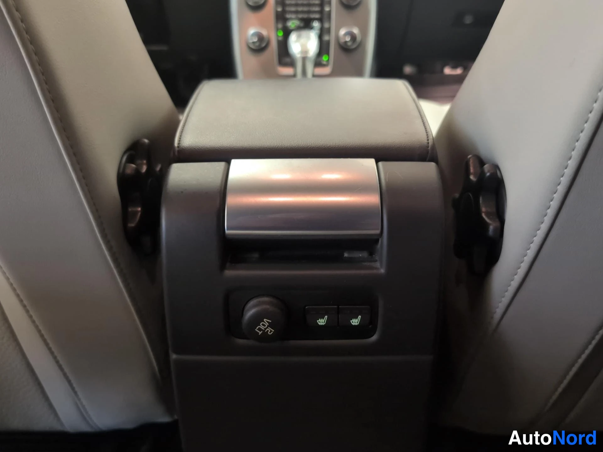 Ruskea Volvo V70 2013, kuva 14