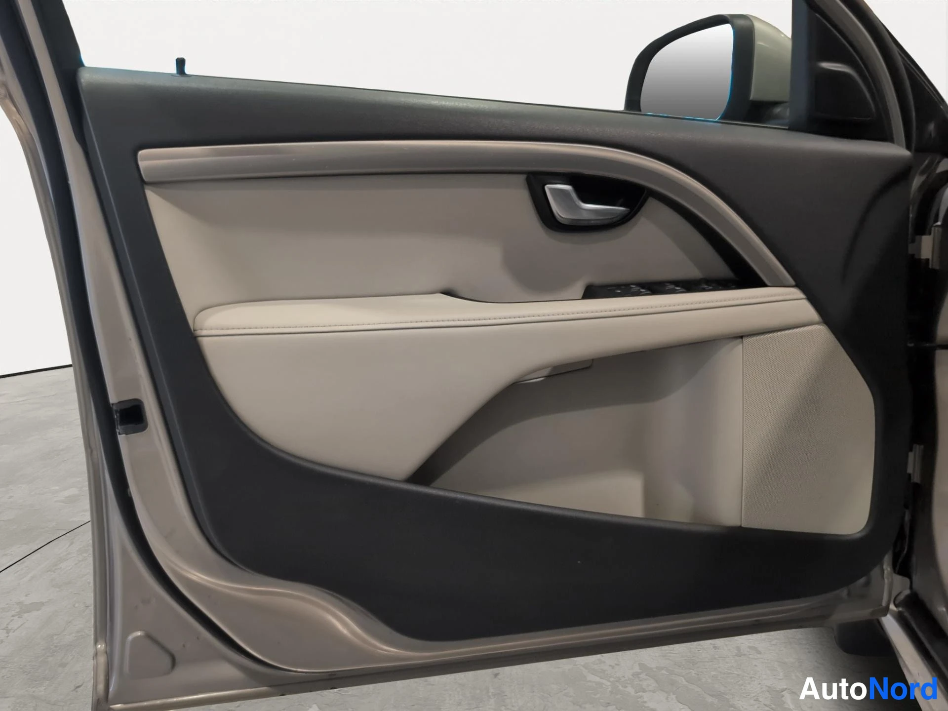 Ruskea Volvo V70 2013, kuva 15