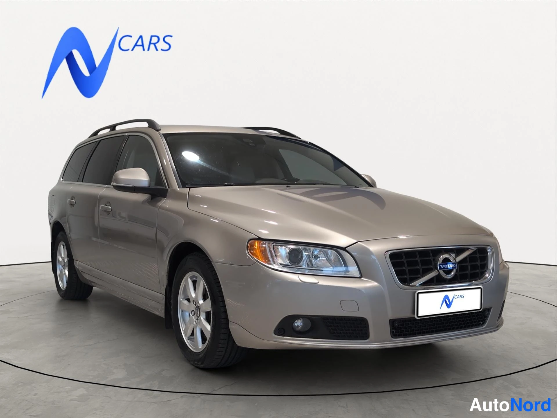Ruskea Volvo V70 2013, etuviisto, keula oikealle, kuva 2