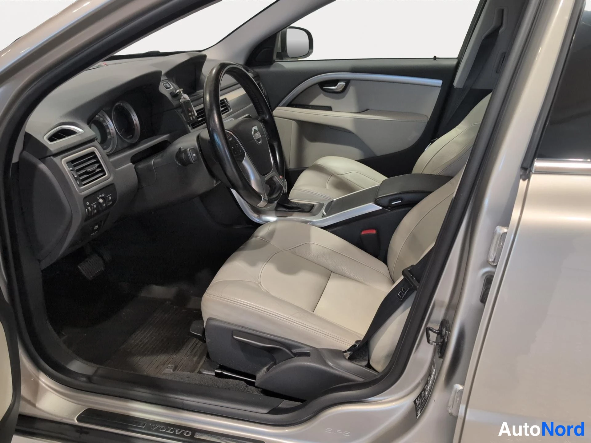 Ruskea Volvo V70 2013, kuva 6