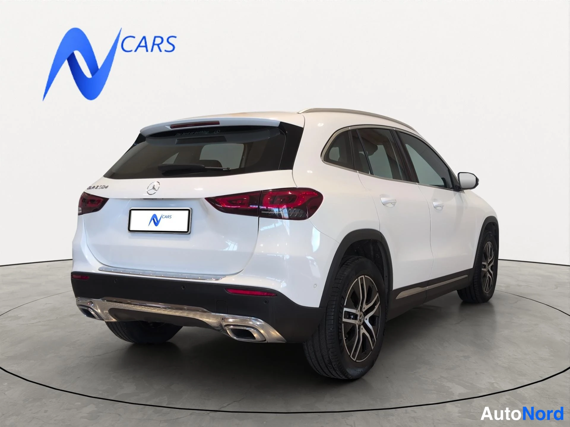 Takaviisto: Mercedes-Benz GLA 200 d, takakulma vasemmalta, valkoinen