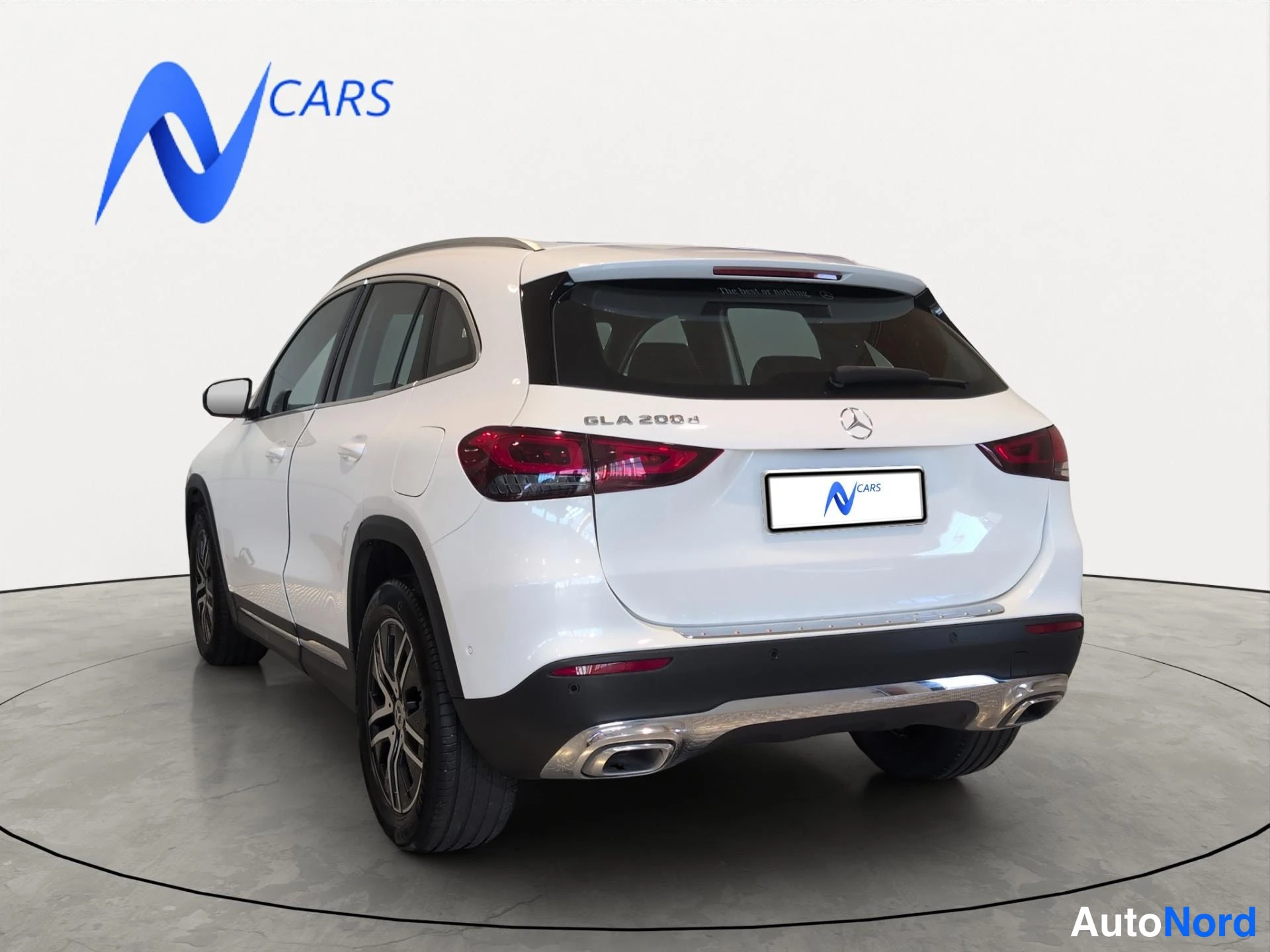 Takaviisto: Mercedes-Benz GLA 200 d, takakulma oikealta, valkoinen