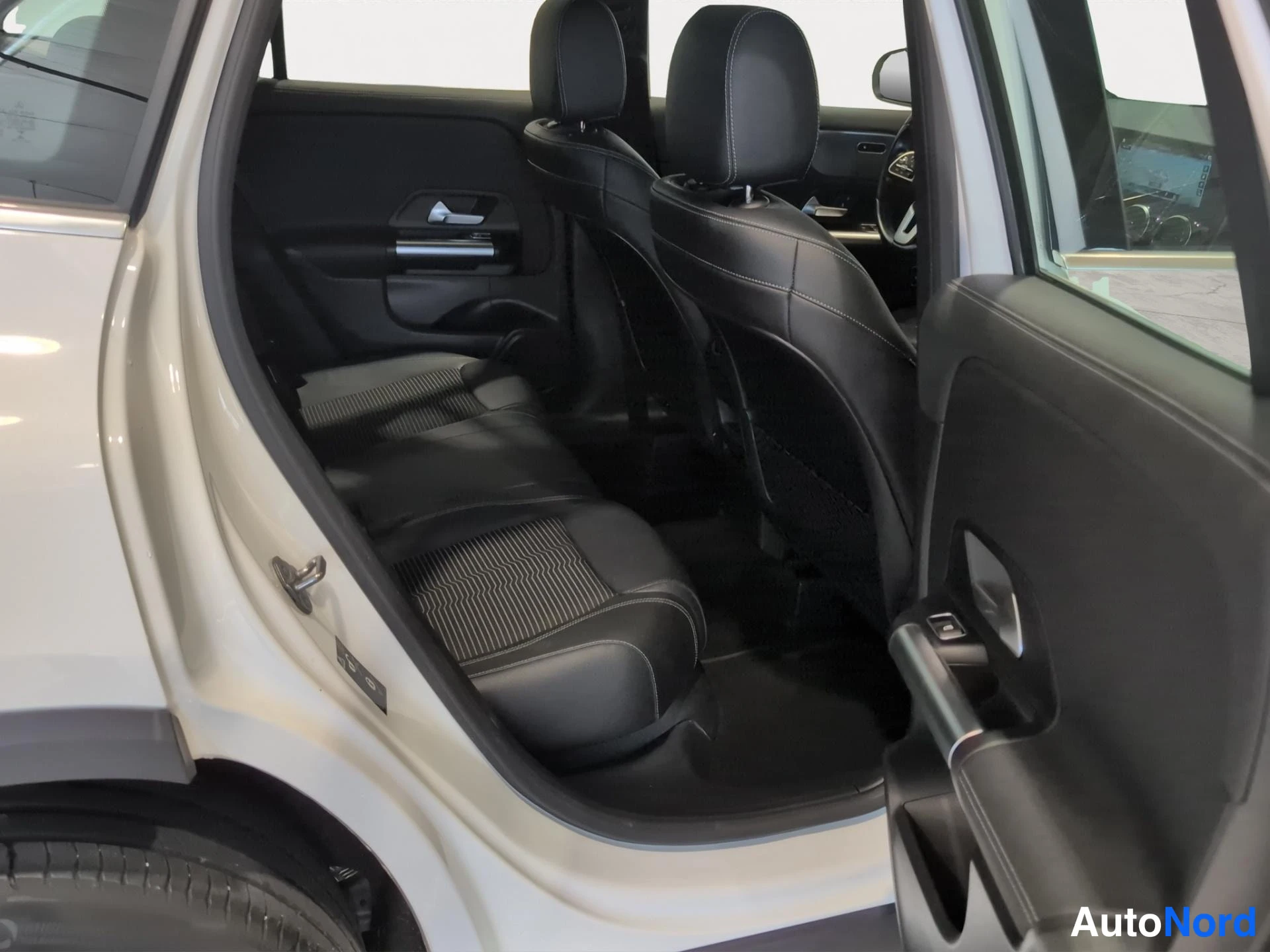 Muu: Mercedes-Benz GLA:n takaistuimet ja takamatkustamoon avattu ovi, mustat penkit