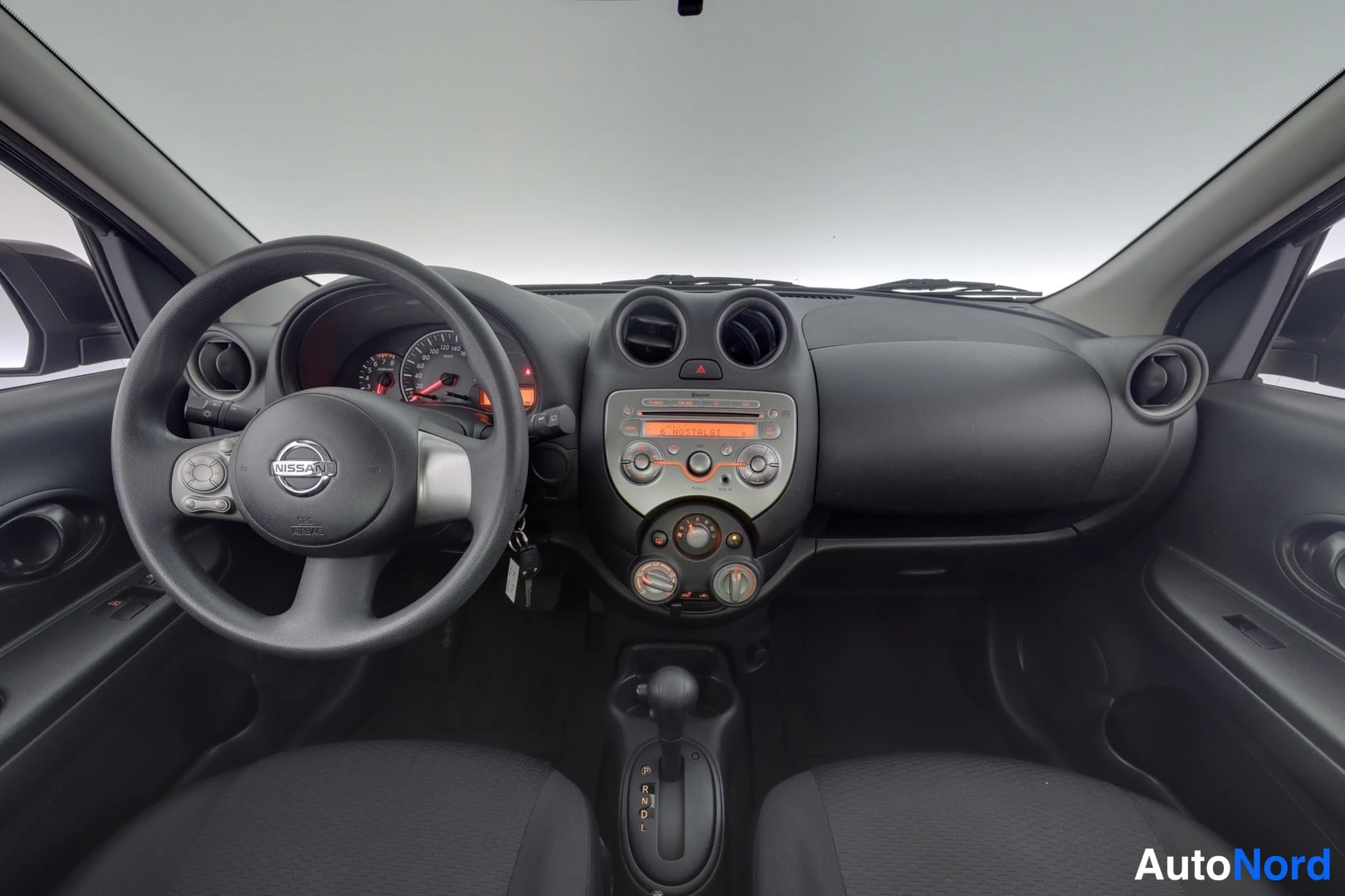 Musta Nissan Micra 2013, ohjaamo, kuva 7