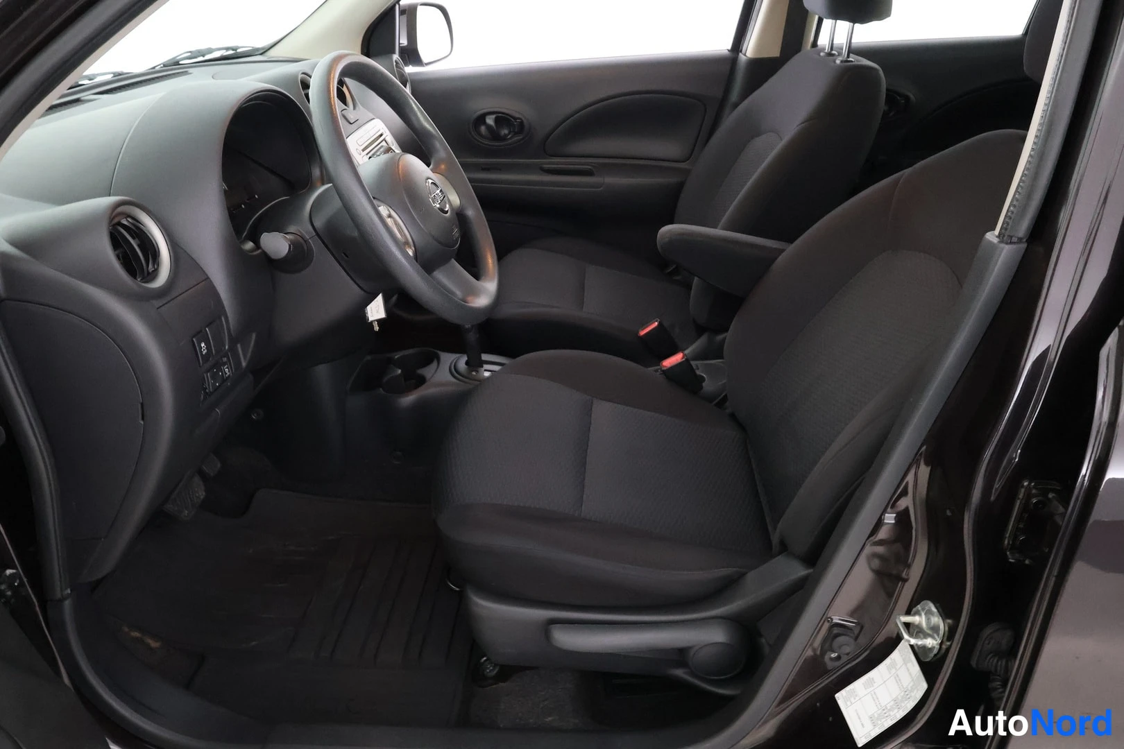 Musta Nissan Micra 2013, ohjaamo, kuva 8