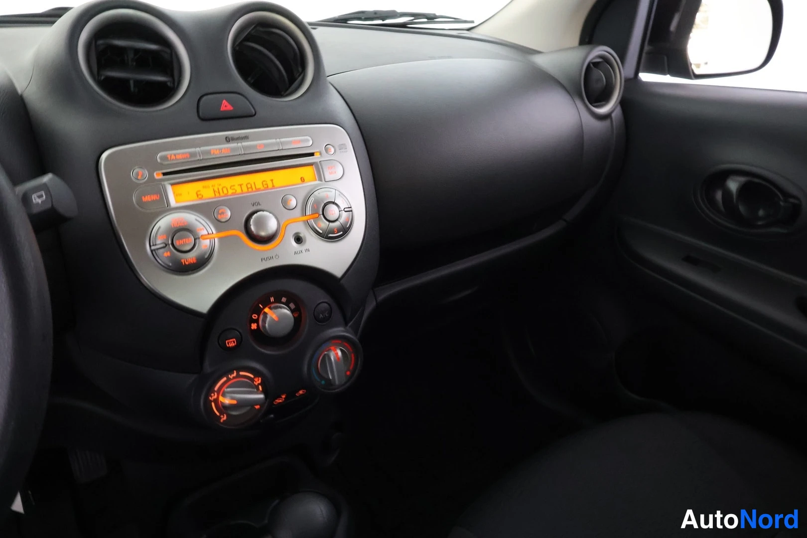 Musta Nissan Micra 2013, ohjaamo, kuva 9