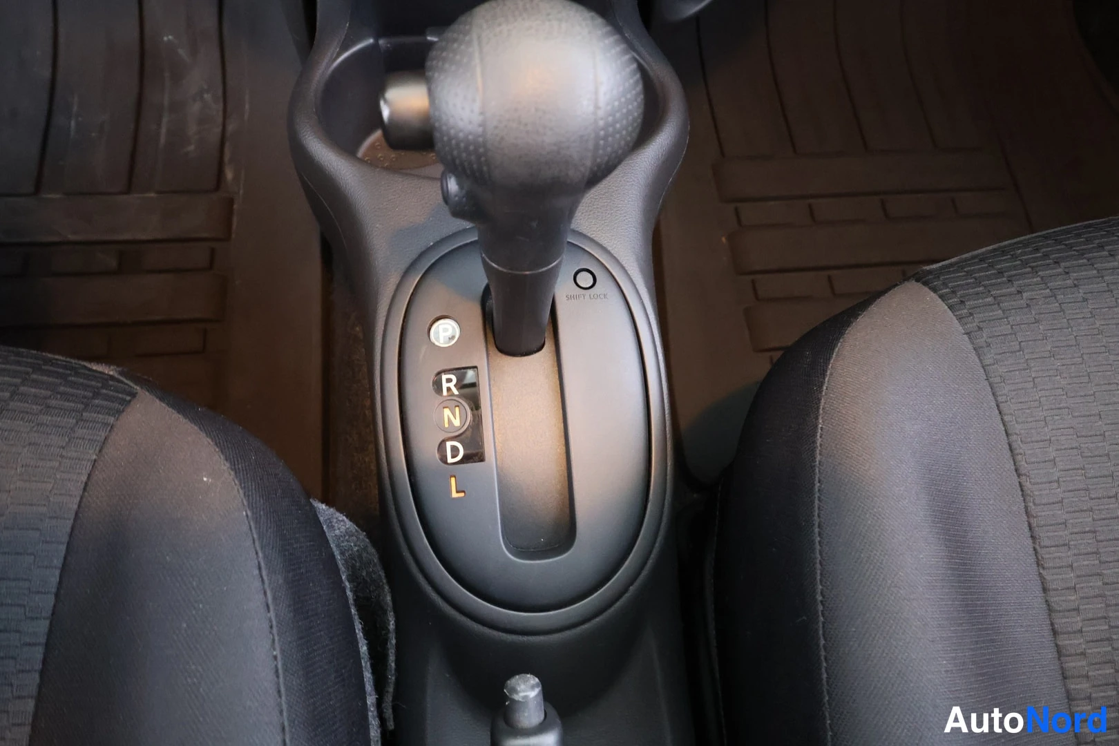 Musta Nissan Micra 2013, yksityiskohta, kuva 18