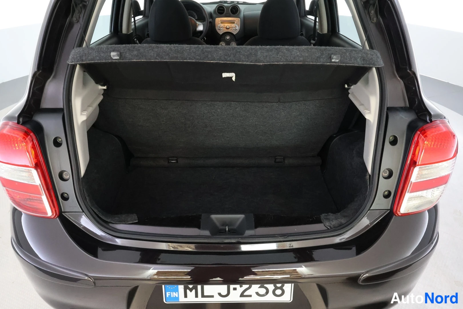 Musta Nissan Micra 2013, tavaratila, kuva 13