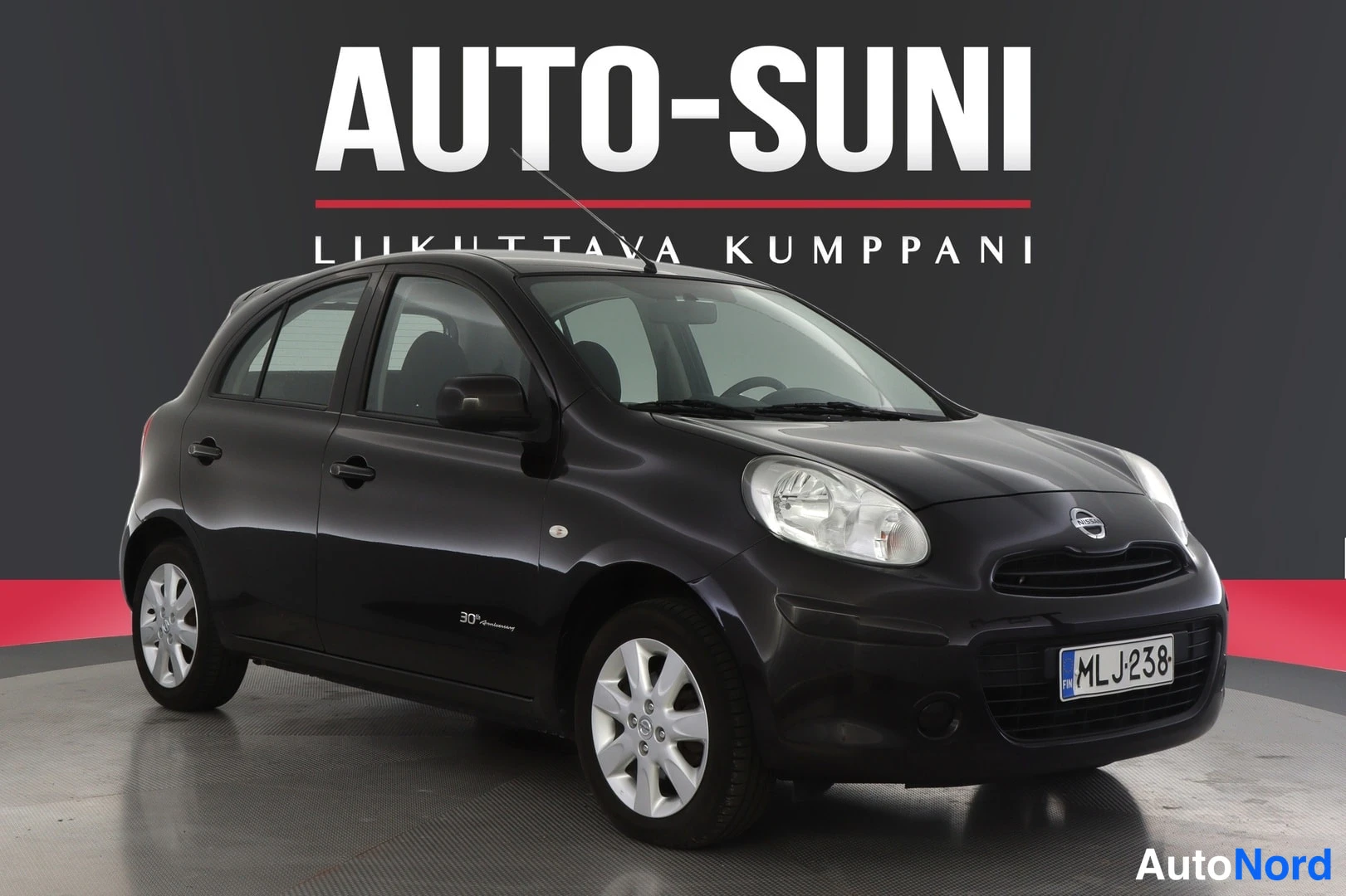 Musta Nissan Micra 2013, etuviisto, keula oikealle, kuva 2