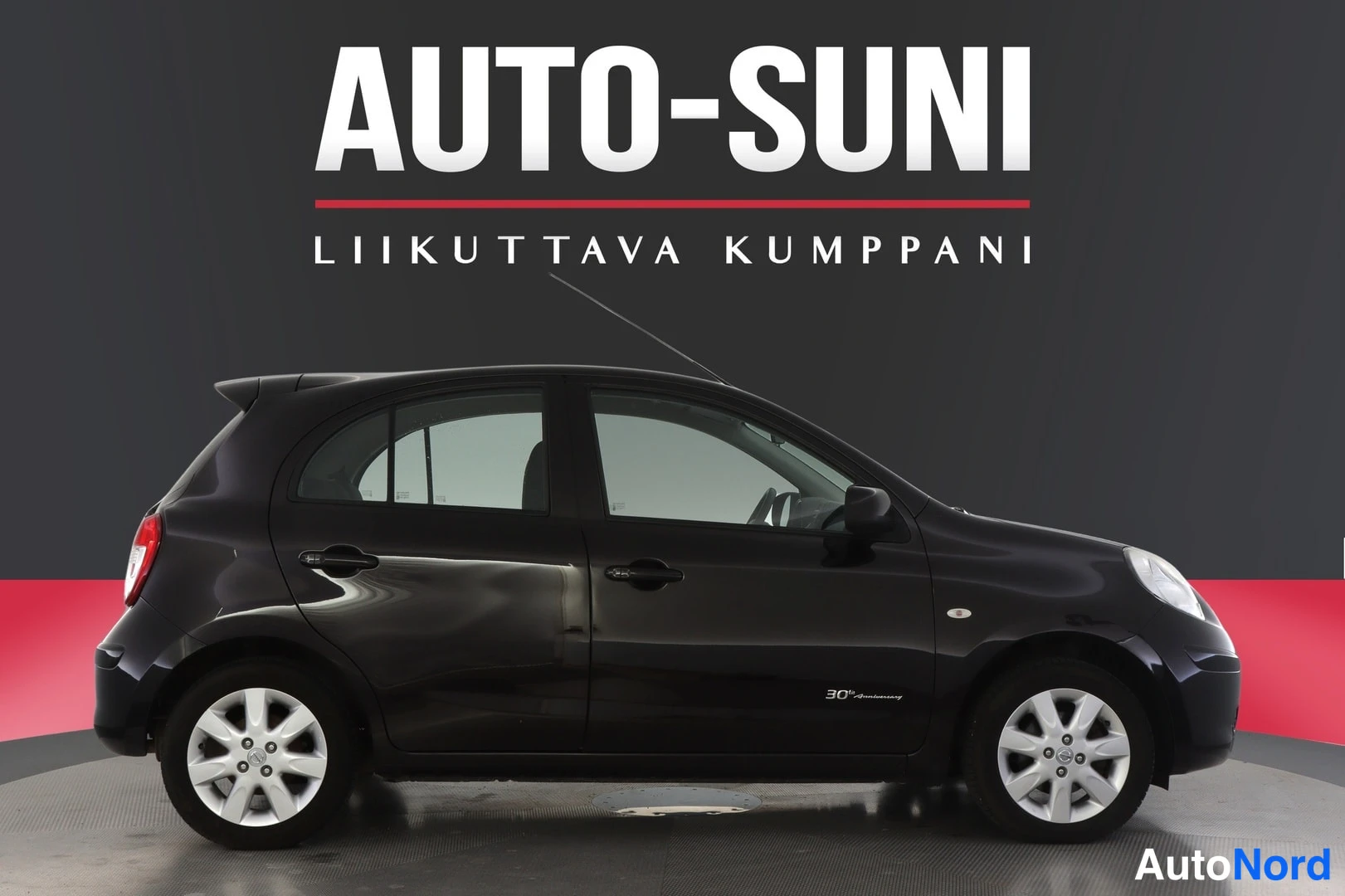 Musta Nissan Micra 2013, sivulta, kuva 3