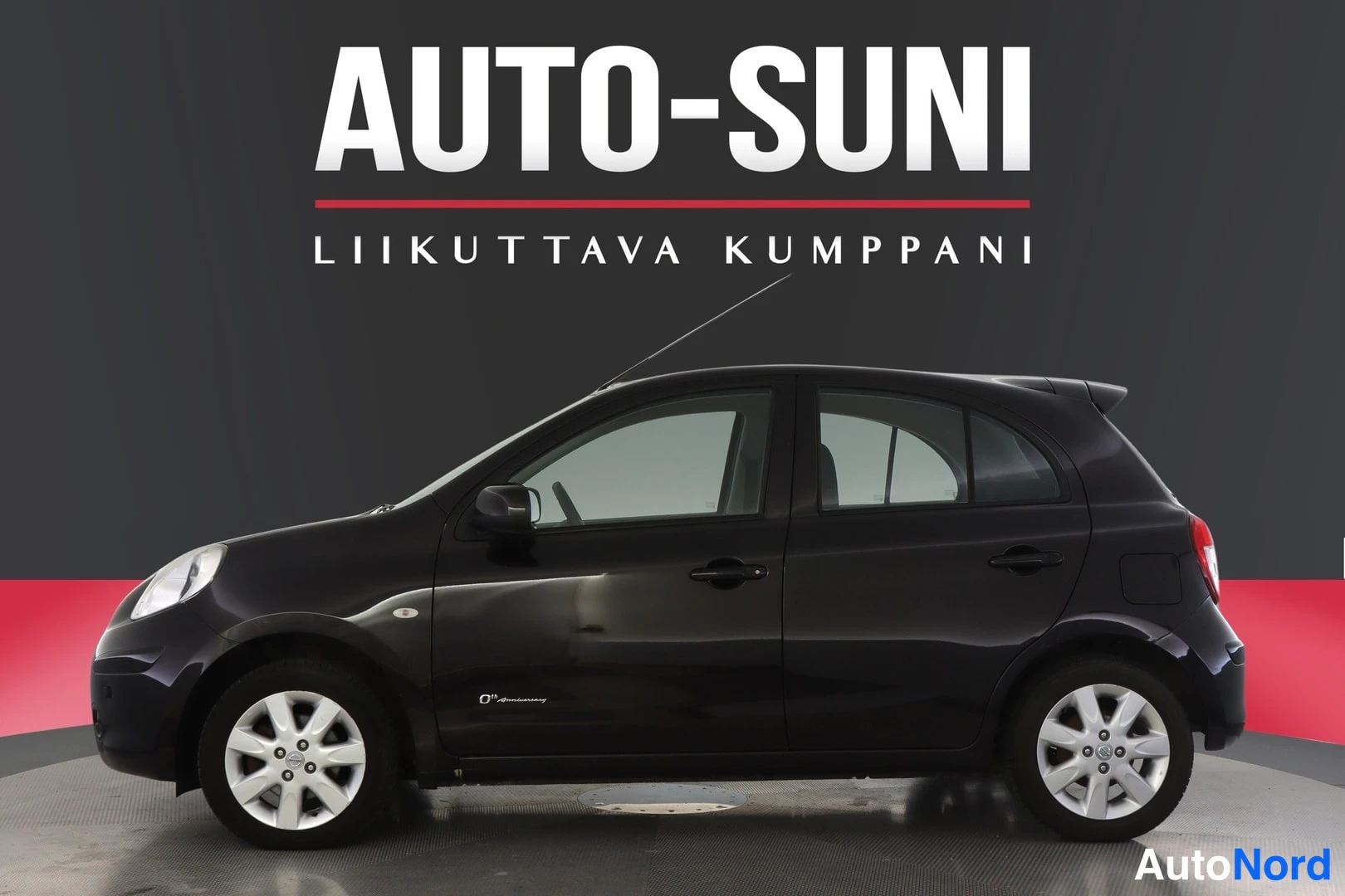 Musta Nissan Micra 2013, sivulta, kuva 4